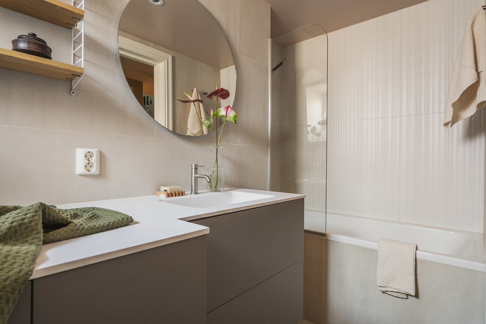 Gjennomgående oppusset bad med badekar fra 2021. Arbeidet er utført av Scanflis AS Galleribilde