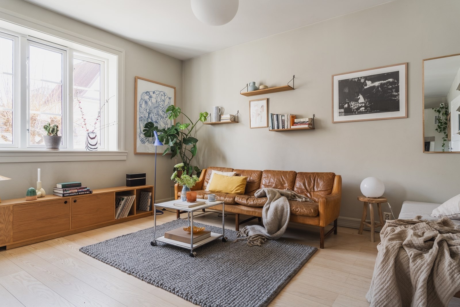 Leiligheten har en moderne og sosial planløsning med stort kjøkken åpent mot stue - Her bor man idyllisk til med tilgang til en fantastisk bakgård/hage med lekeplass, sittegrupper Galleribilde