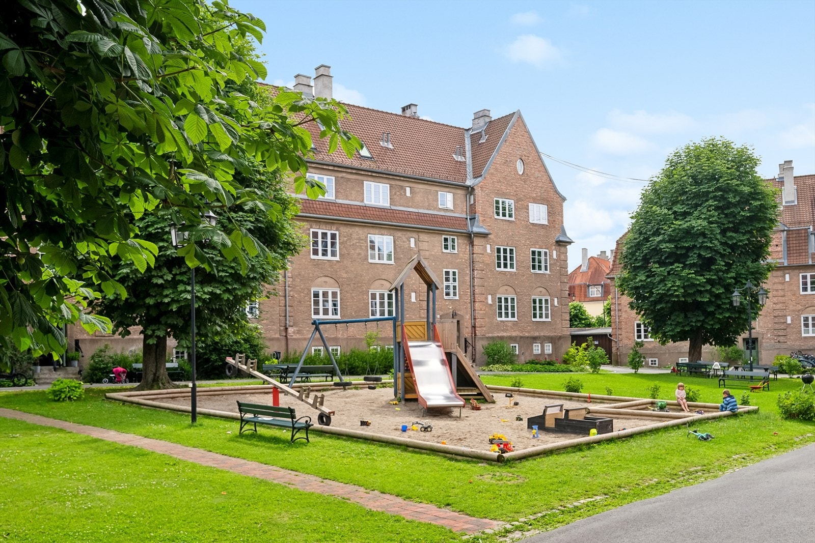 Fra leiligheten er det enkel tilgang til herlig bakgård. Her det store plenarealer, lekeapparater, flere sittegrupper og felles grillplass. Fayes gate er en stille bilndvei med neste ikke trafikk. Galleribilde