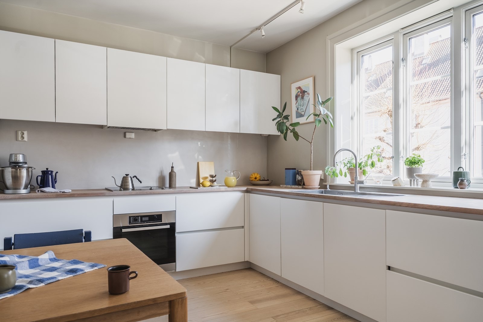 Romslig og praktisk kjøkken med mye skap- og benkeplass. Idyllisk utsyn over forhagen Galleribilde