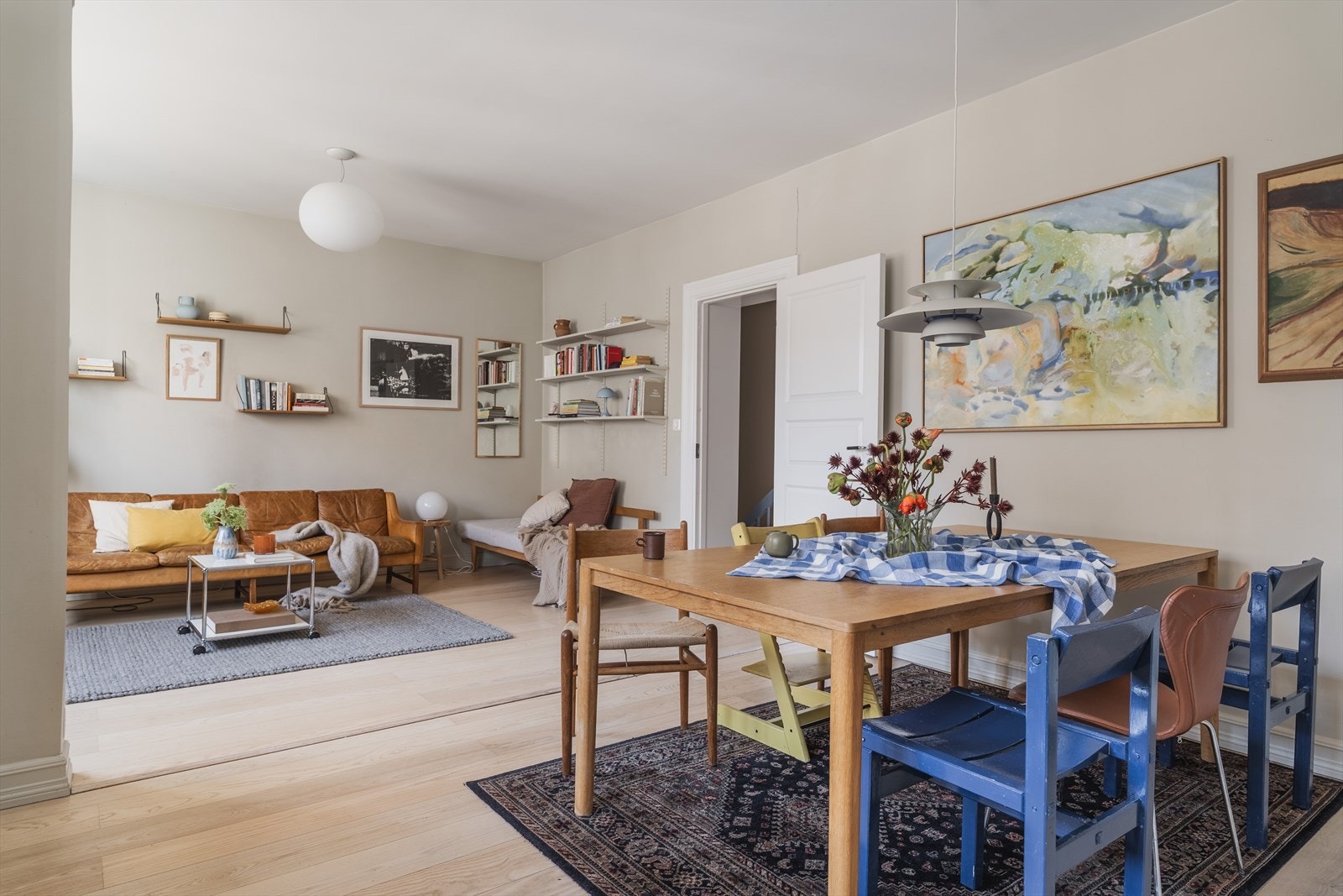 Perfekt planløsning hvor lyset fra vest kommer inn i stuen på ettermiddagen Galleribilde