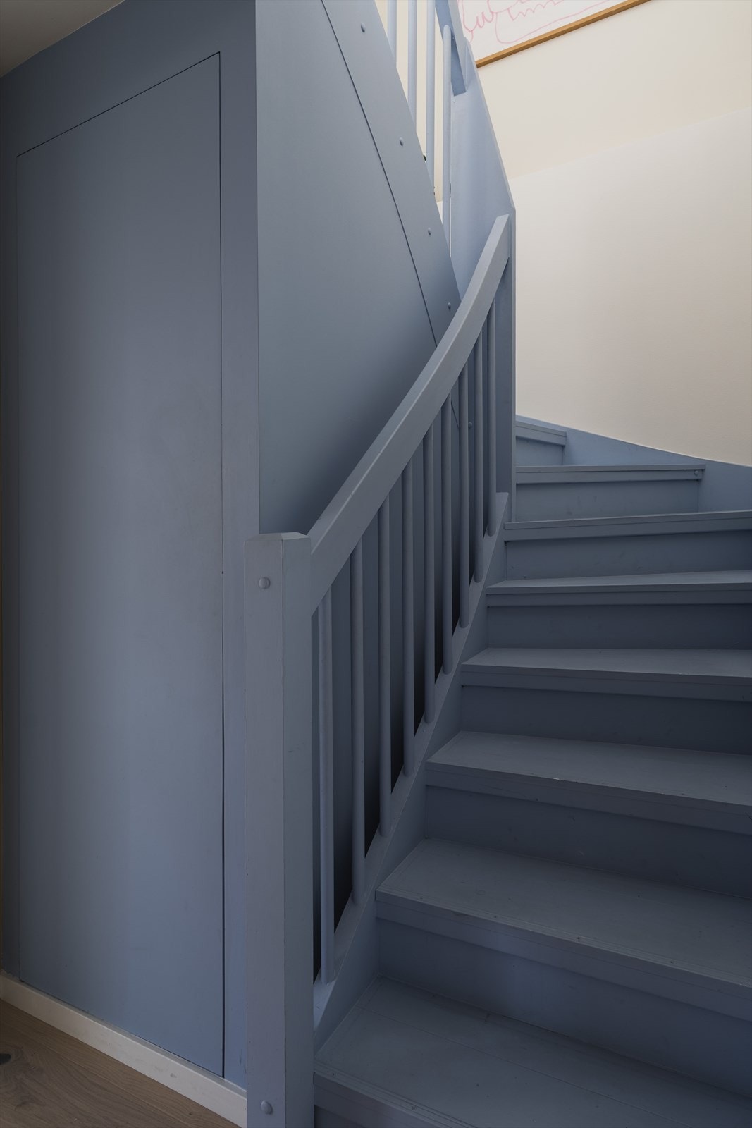 Velkommen ned i underetasjen. Praktisk plassbygget skap. Direkte utgang til bodarealet i underetasje Galleribilde