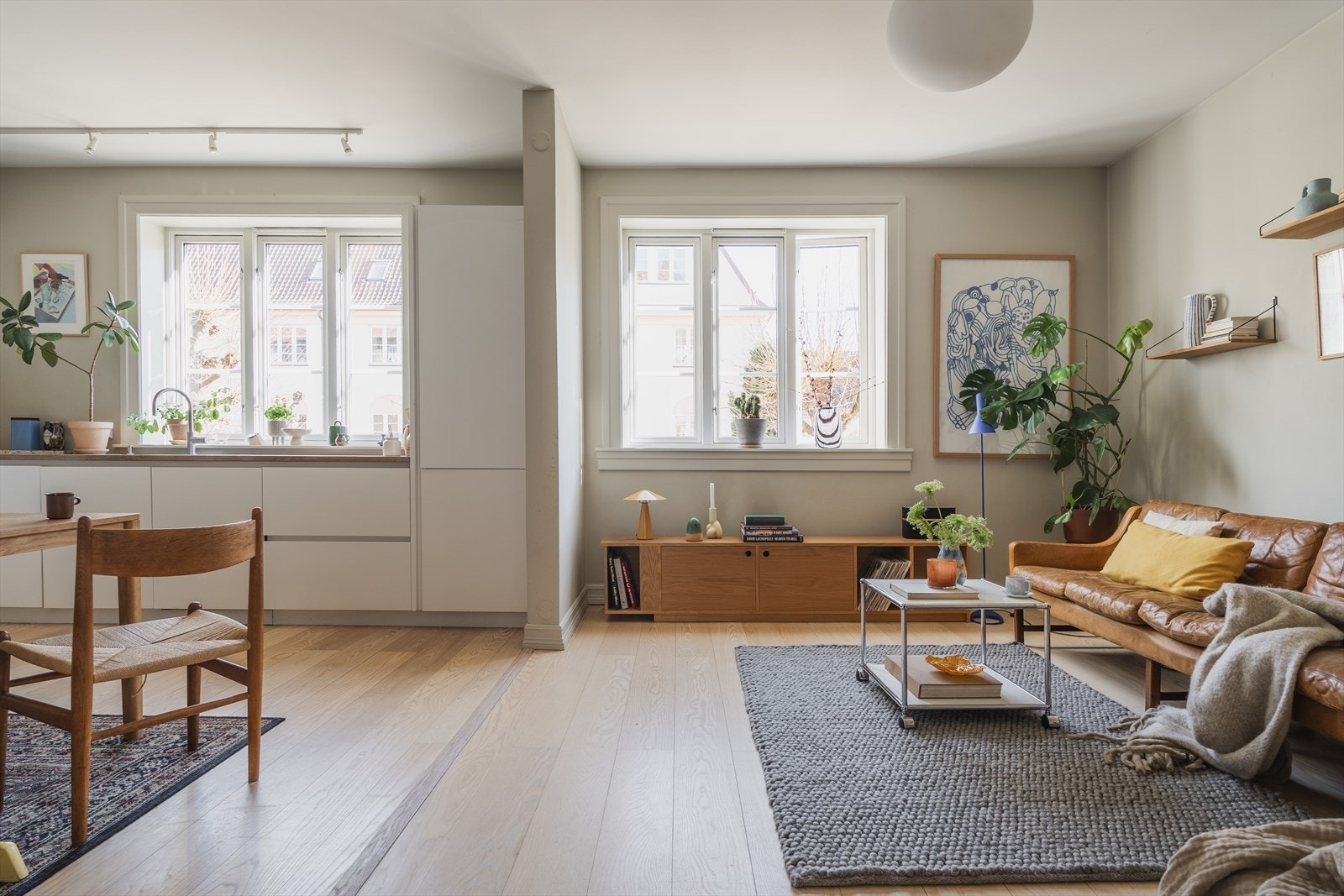 Store vindusflater mot både øst og vest gir en helt eget lysinnslipp. Nydelig utsyn over frodige fellesarealer Galleribilde