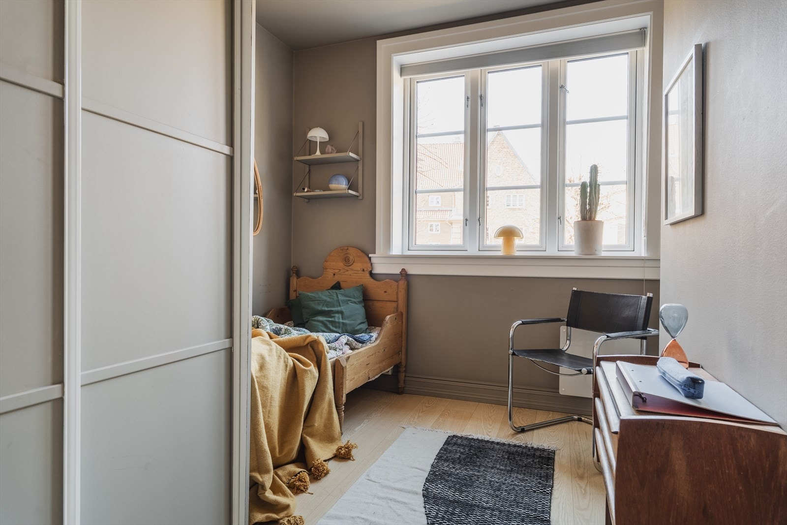 Soverom tre i 1. etg med plass til dobbeltseng og garderobe Galleribilde