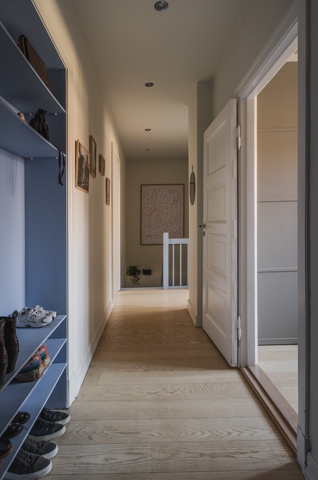 Kombinasjonen mellom det klassiske og det moderne. Her har du god takhøyde, store vindusflater, samt stramme moderne linjer Galleribilde