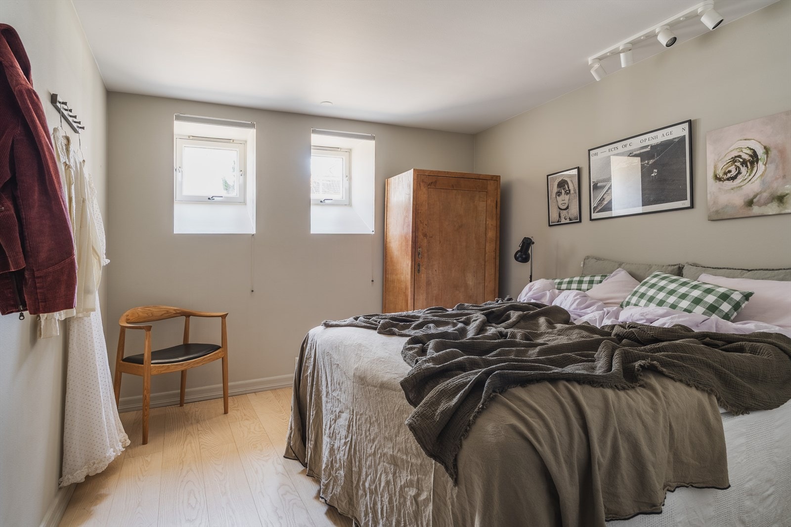 Hovedsoverom i kjeller med plass til stor seng og egen skyvdørsgarderobe Galleribilde