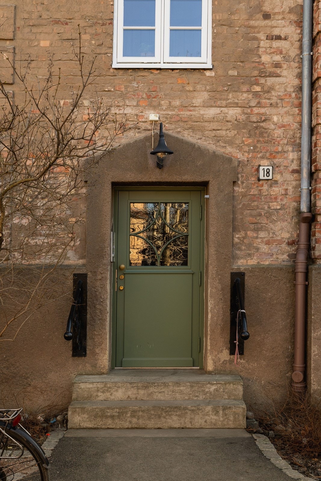 Det føles ut som å bo i en liten landsby midt i byen. Det er stille, rolig og trygt. Samtidig er det bare noen få minutter til Sagene, Adamstuen, Majorstuen eller en kort sykletur til Grunerløkka. Galleribilde