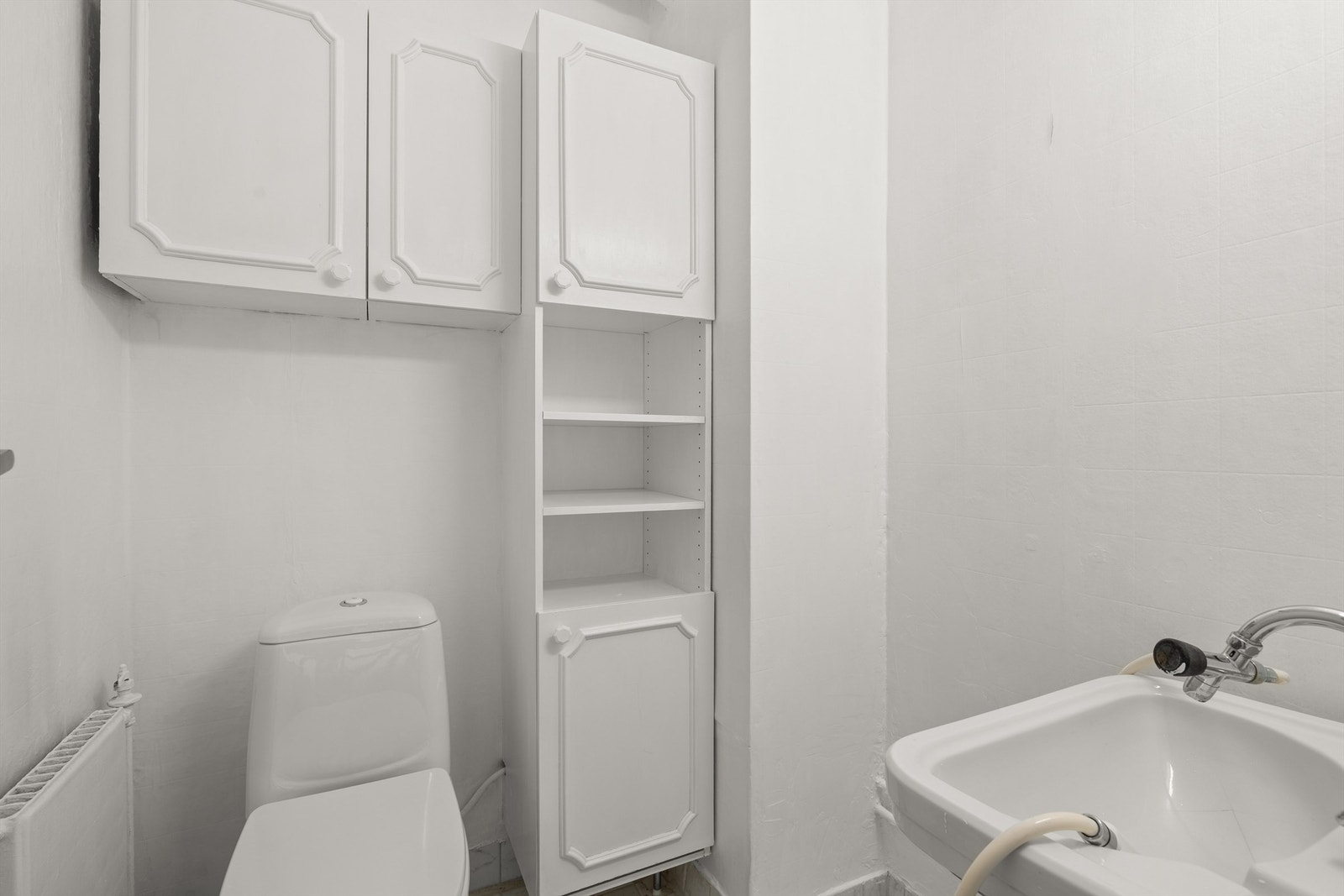 Badet har gulvflate belagt med fliser og vegger med belegg. Galleribilde