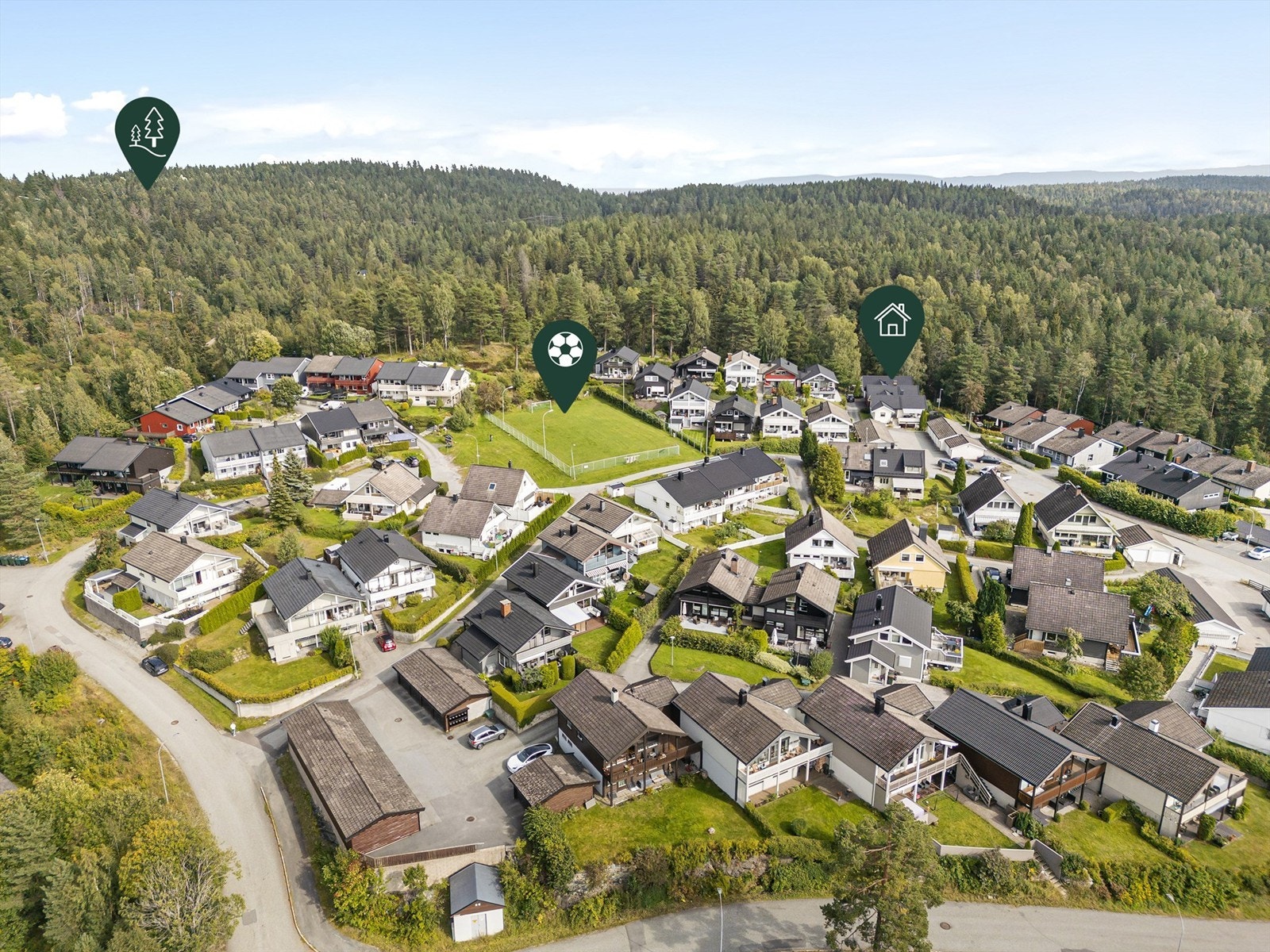 Område er et eldorado for barnefamilier med fotballbane rett ved boligen og milevis av turstier rett utenfor inngangsdøren med bla Haukåstoppen like ved. Galleribilde