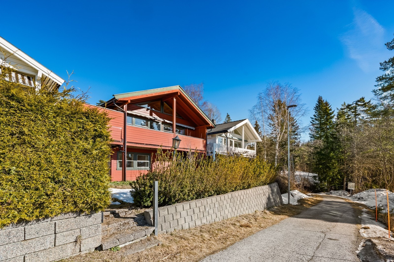 Rett nedenfor hagen er det gruset vei til Hadelansdammen og populære Haukåstoppen. Galleribilde