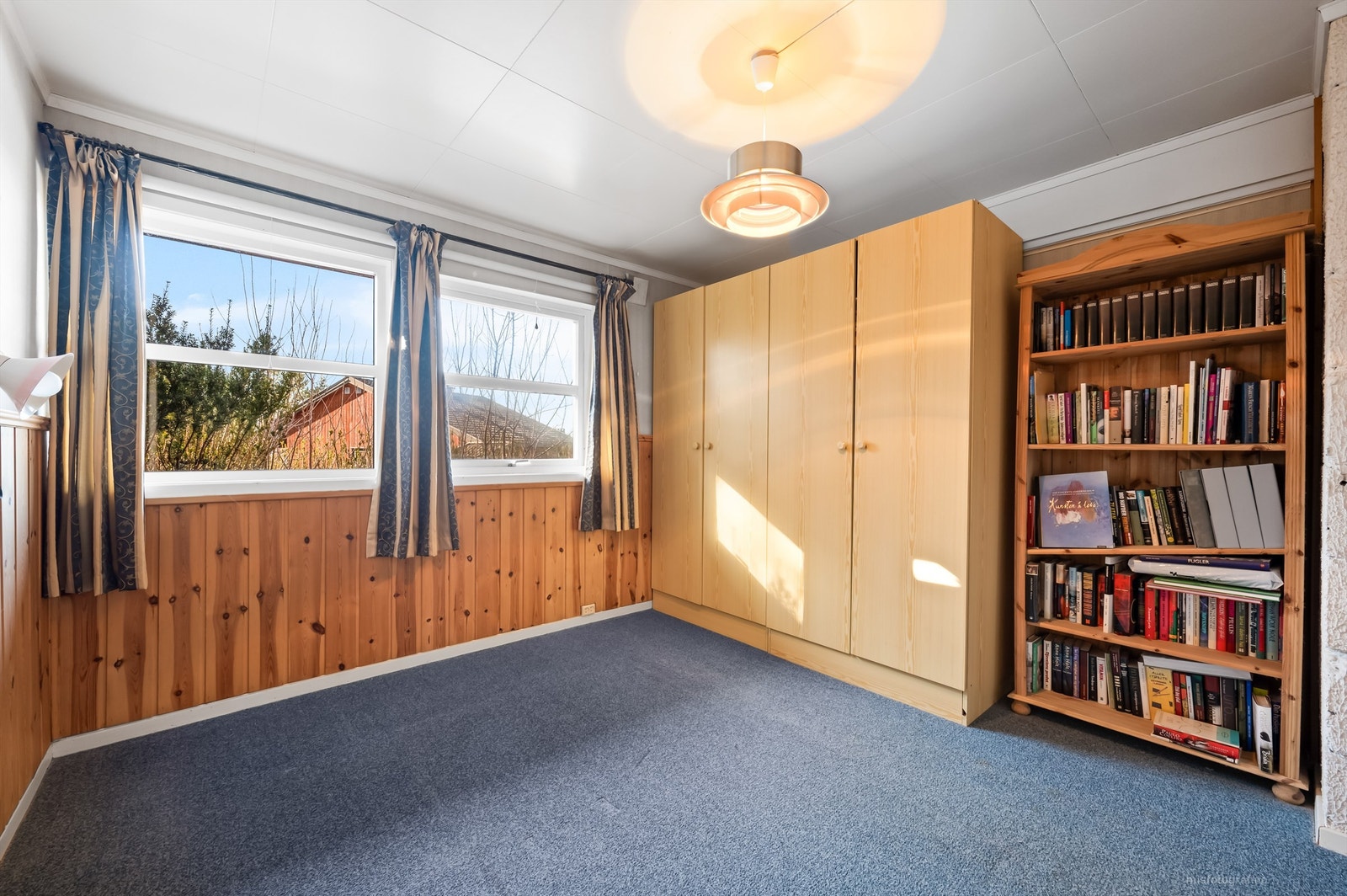 Det ene soverommet har i dag et garderobeskap som medfølger. Galleribilde