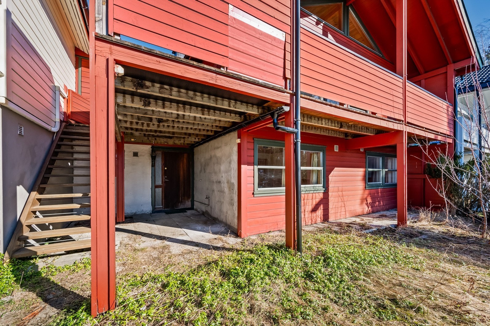 Det er trapp fra verandaen og ned i hagen. Galleribilde