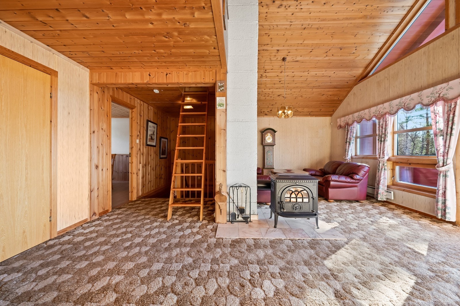 Tilgang til kjøkken, spisestue (opprinnelig soverom), trapp til underetasjen og stige til hems. Galleribilde