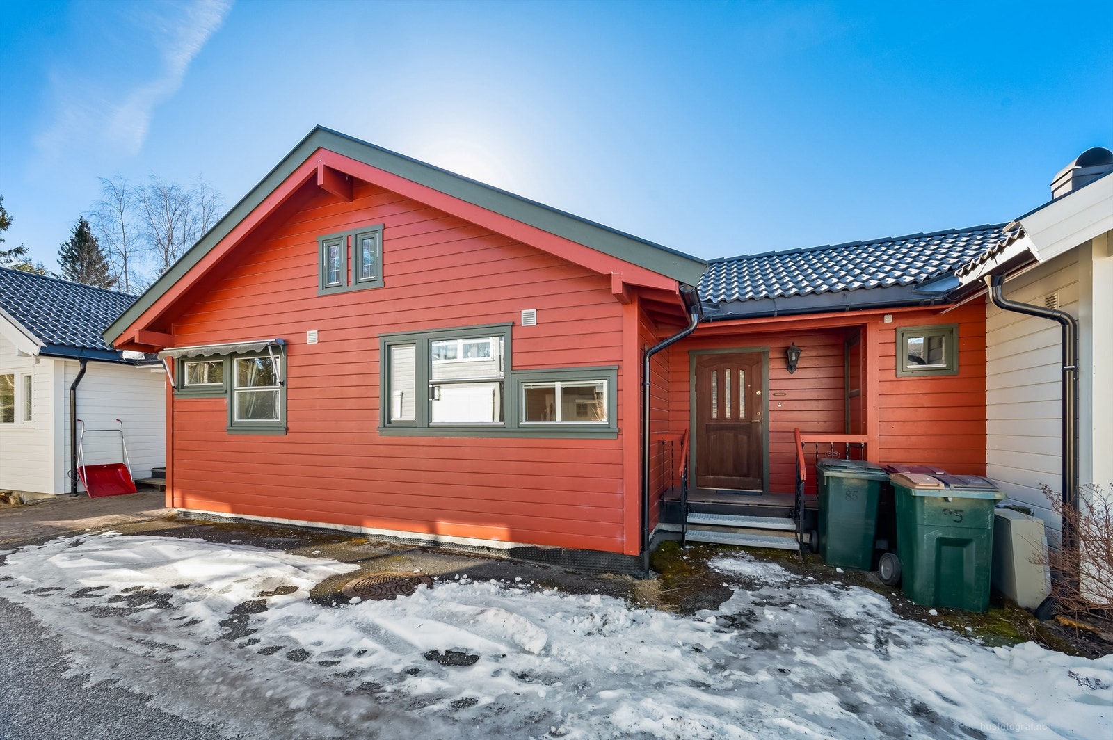 Boligen har en rolig beliggenhet i en blindvei. Galleribilde