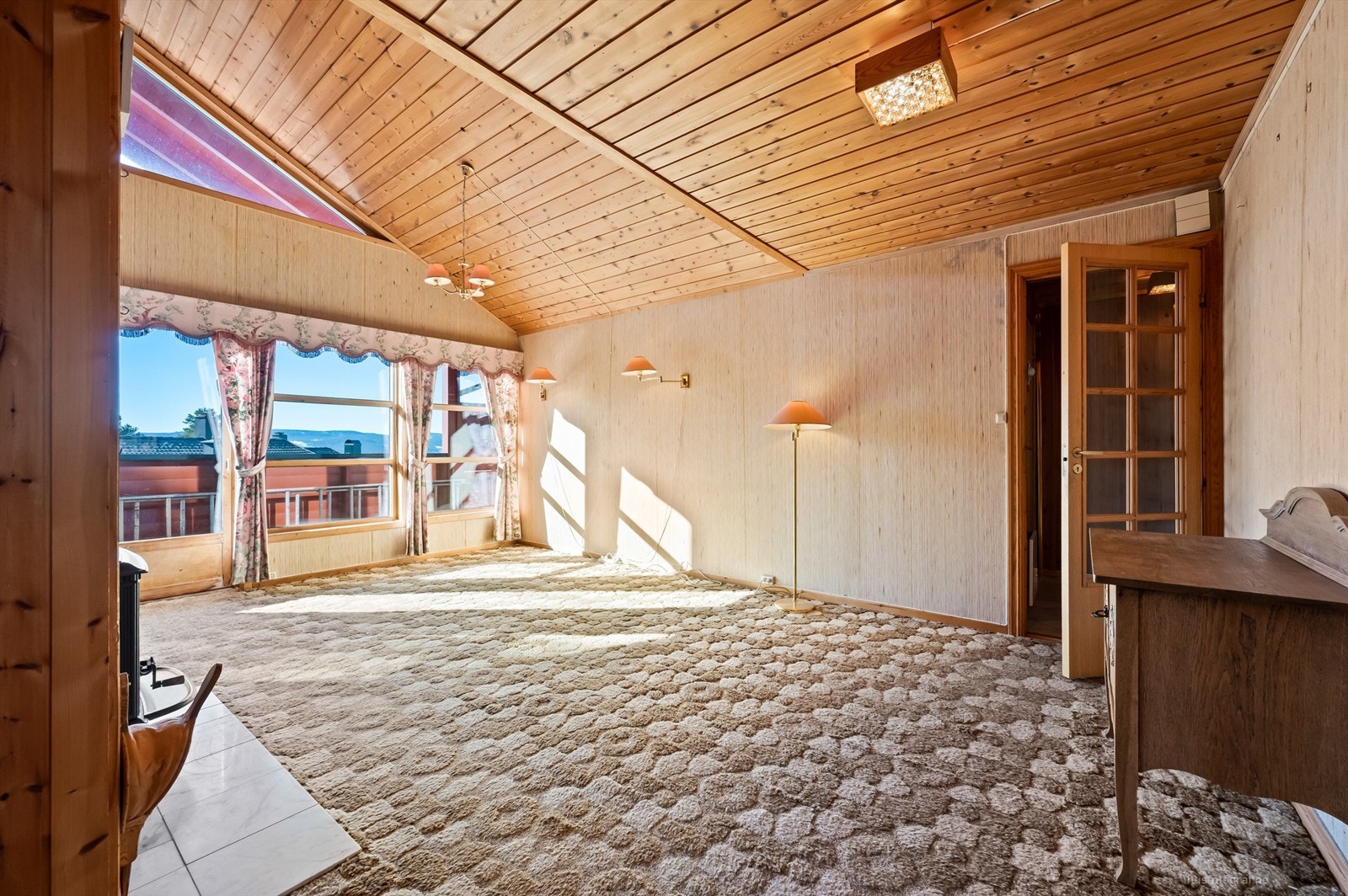 Stuen er romslig og har svært god takhøyde (opptil 3,95 m). Galleribilde