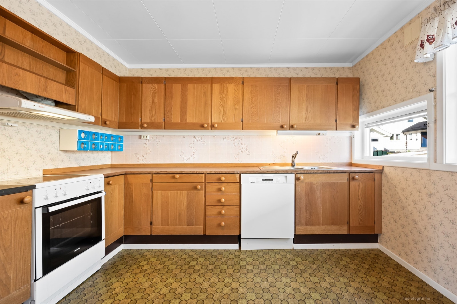 Kjøkkeninnredning fra byggeår med god skapplass. Galleribilde