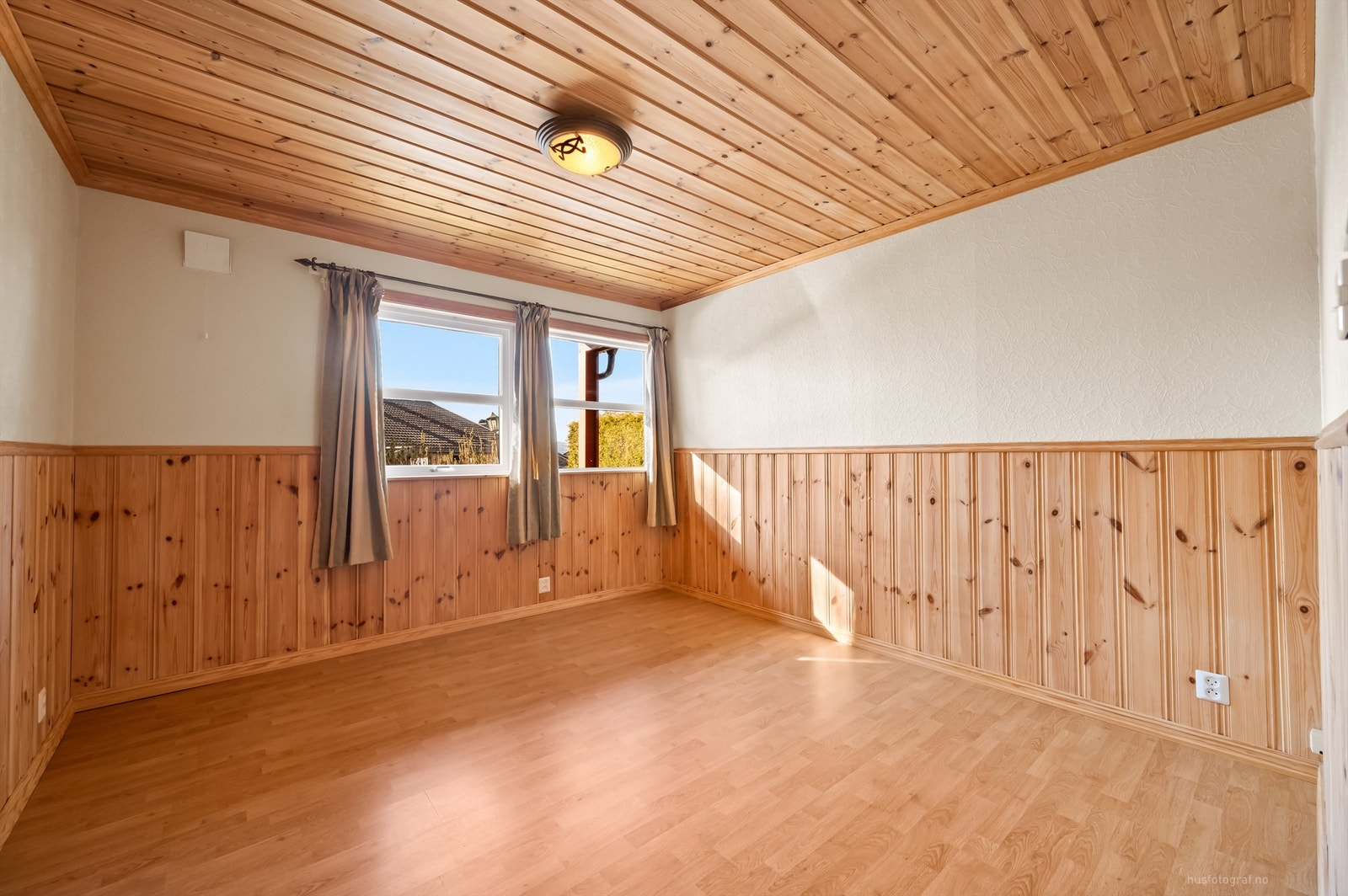 Det er to romslige soverom i underetasjen med god plass til dobbeltseng, nattbord og garderobeskap. Galleribilde