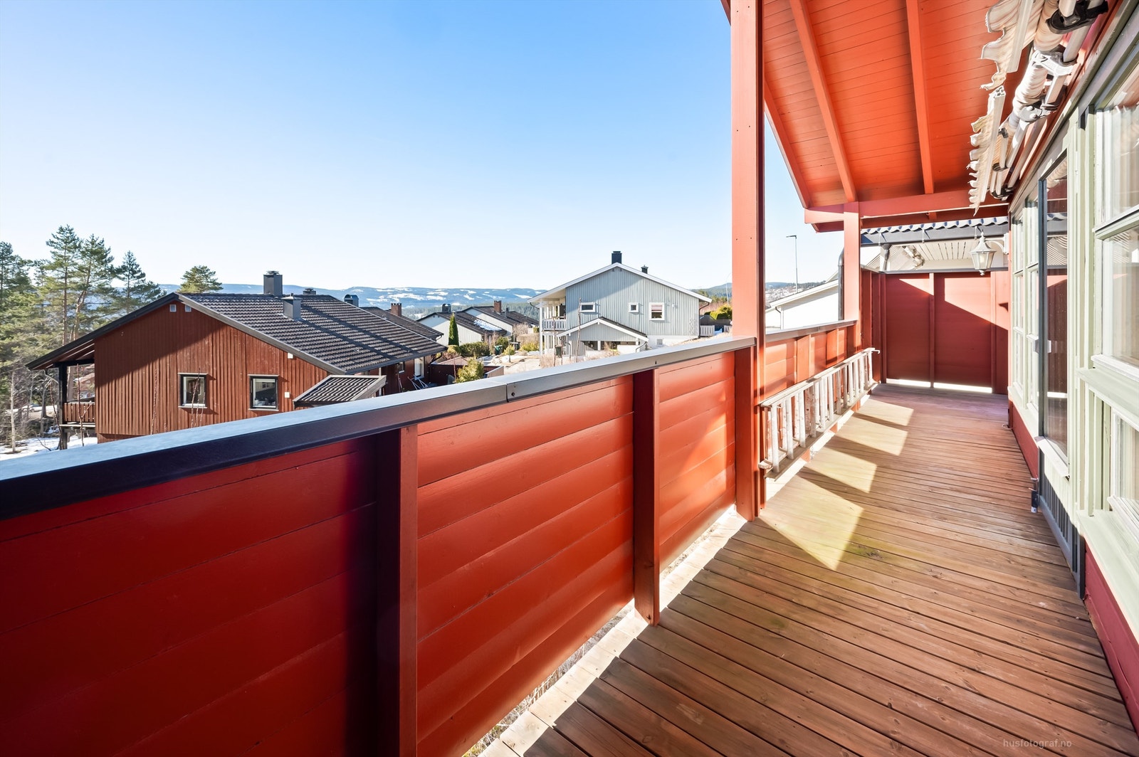 Overbygget veranda med utsikt og gode solforhold. Galleribilde