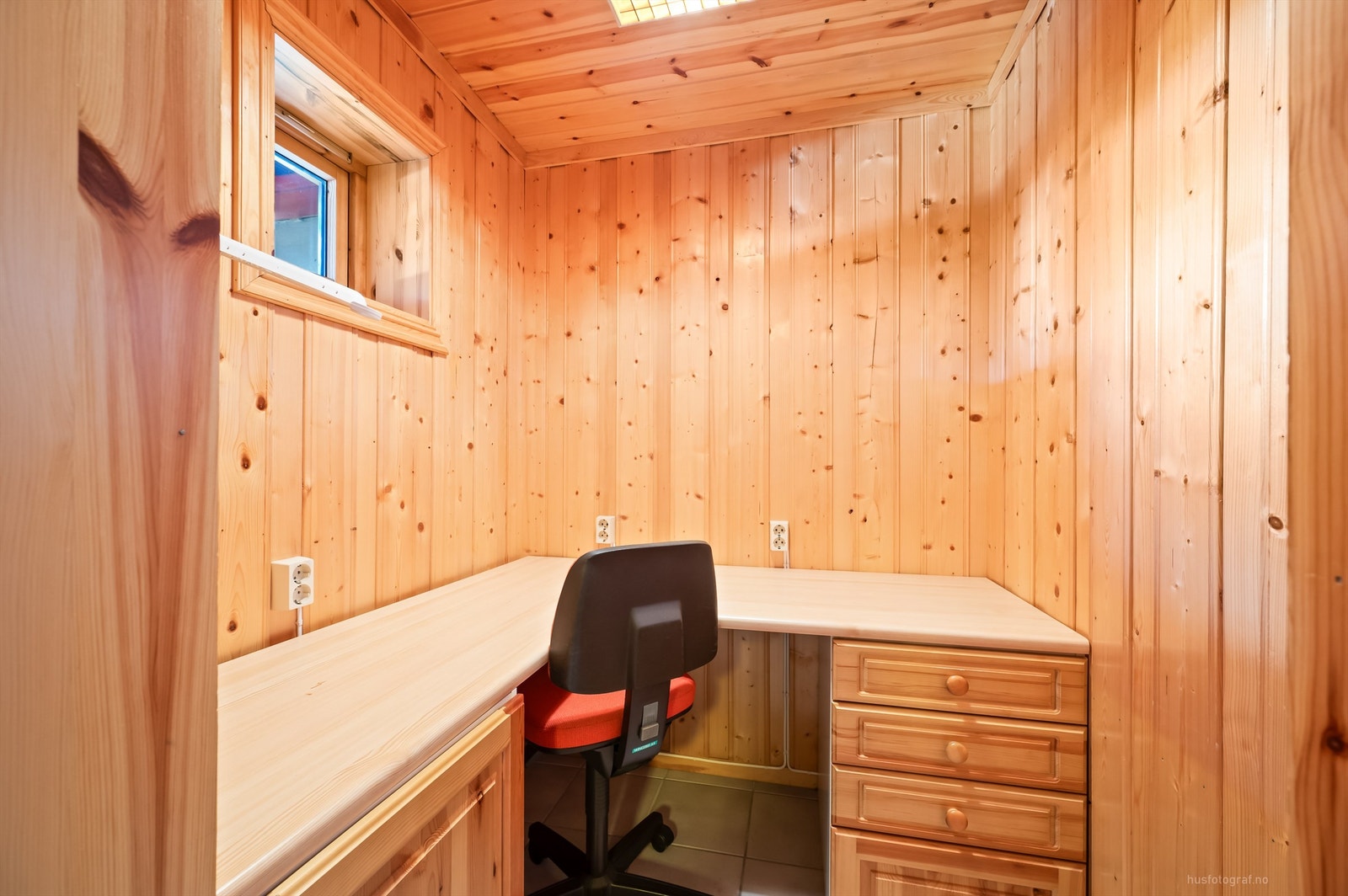 Opprinnelig utvendig bod som er blitt innlemmet i boligens areal. Dette er ikke byggemeldt kommunen. Galleribilde