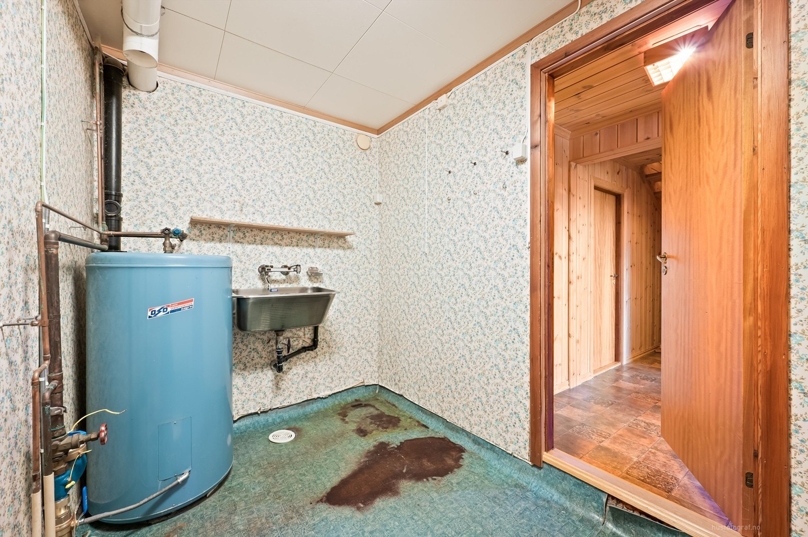 Vaskerom fra byggeår med utslagsvask og opplegg for vaskemaskin. Galleribilde