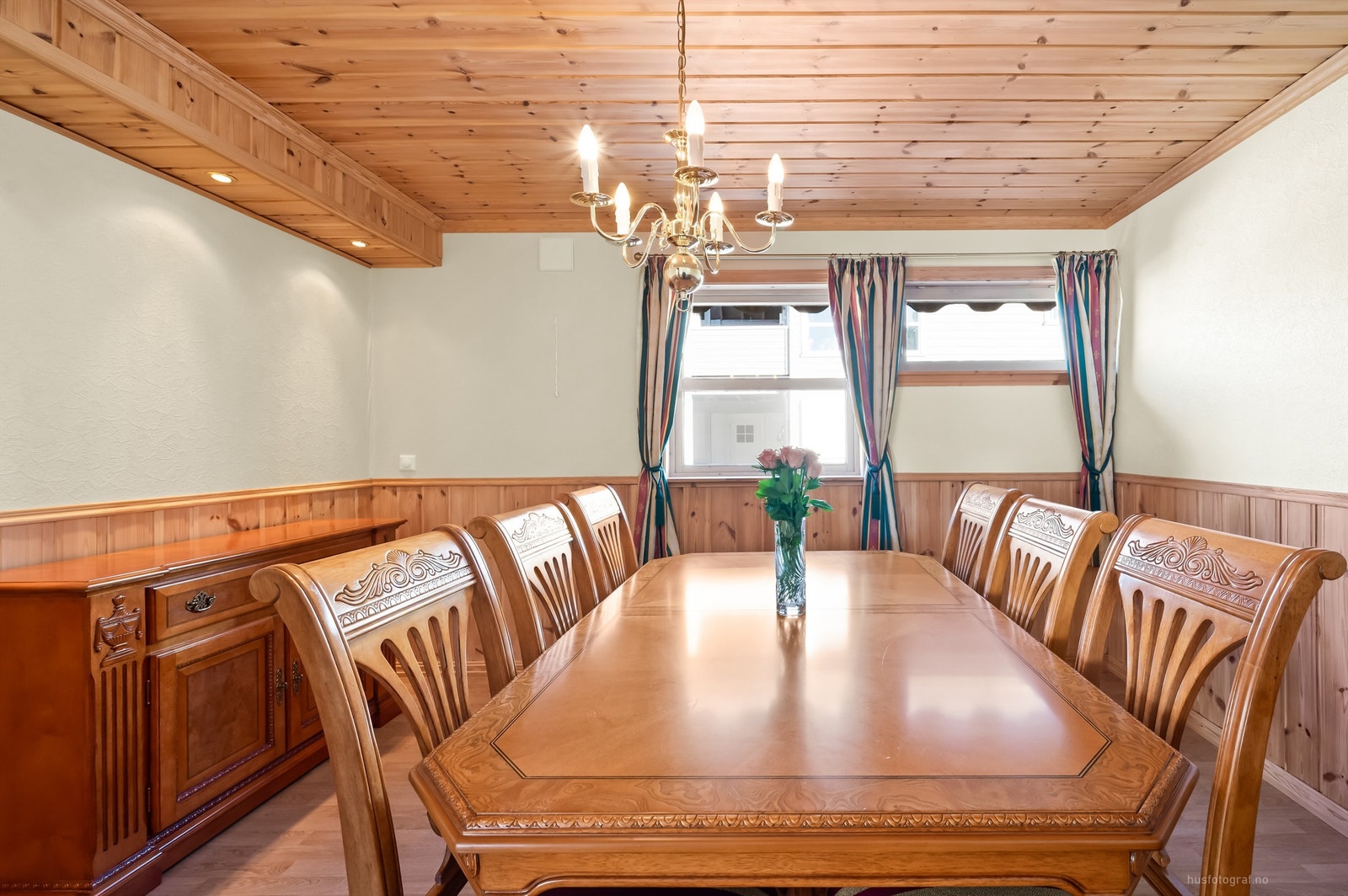 Gulvflater av laminat, brystningspanel og tapet på vegg og himlingsflater av panel. Galleribilde