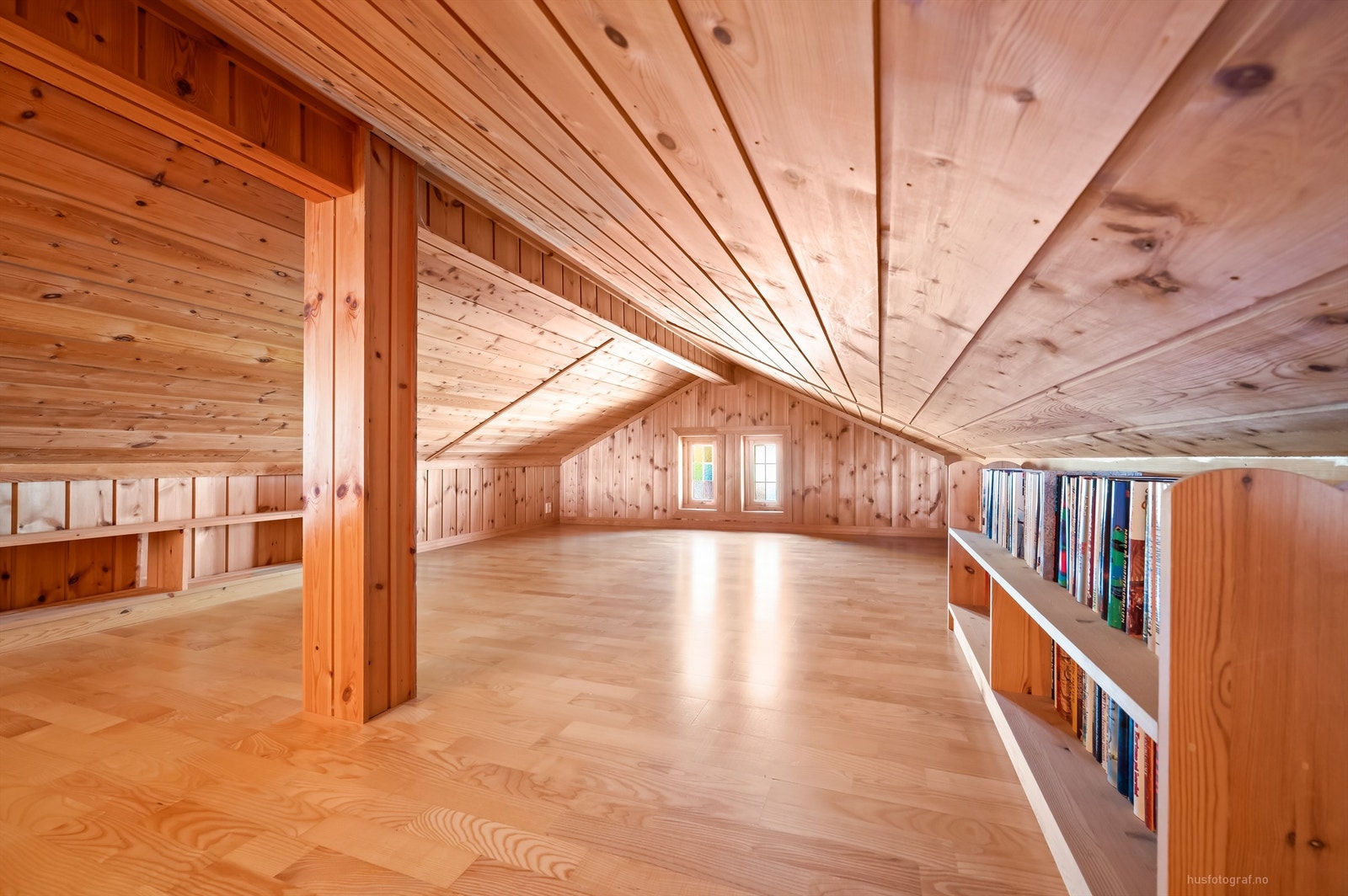 Hemsen bidrar til godt med oppbevaringsmuligheter (hemsen er ikke godkjent til varig opphold) Galleribilde