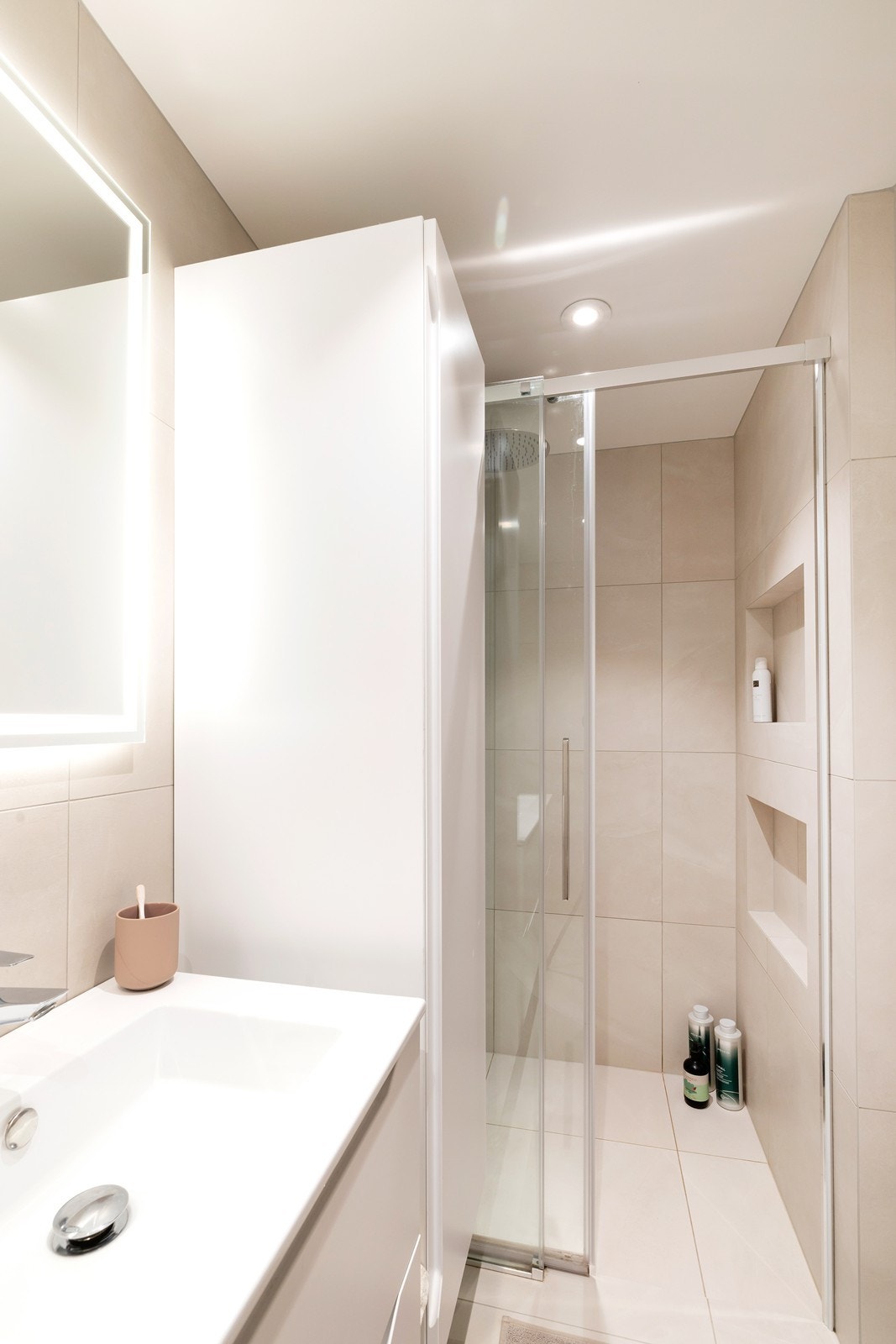 1. etasje - Lekkert totalrenovert flislagt bad/wc med varme i gulv, ledlys i tak, dusjsone, dobbel servant med romslig baderomsinnredning og vegghengt wc. Galleribilde