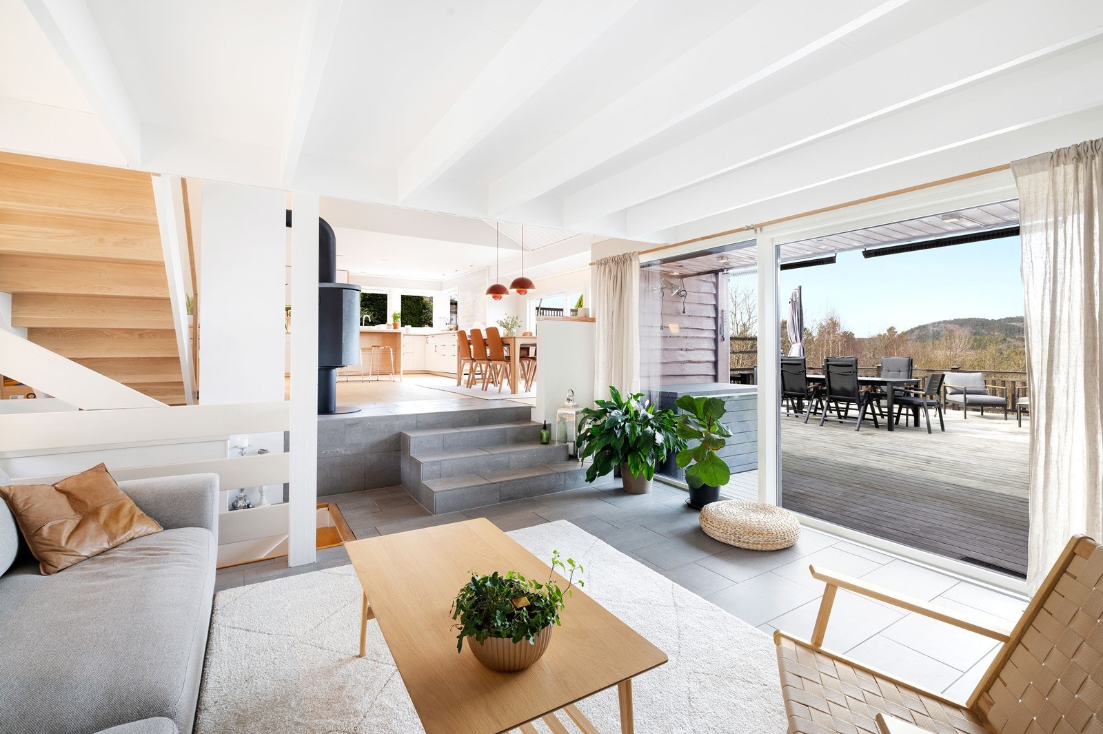1. etasje - Utgang til stor, solrik terrasse og hage med sol fra morgen til sent på kveld. Galleribilde