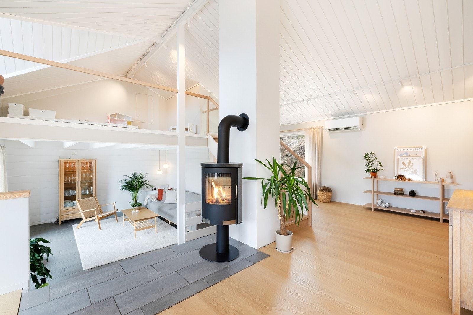 1. etasje - Spisestue med flott peisovn. Galleribilde