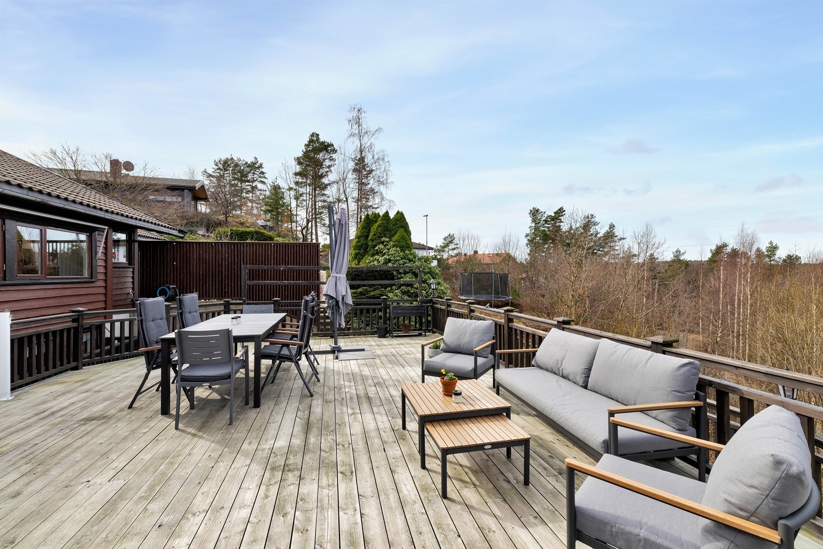 Stor, solrik terrasse og hage med sol fra morgen til sent på kveld. Galleribilde