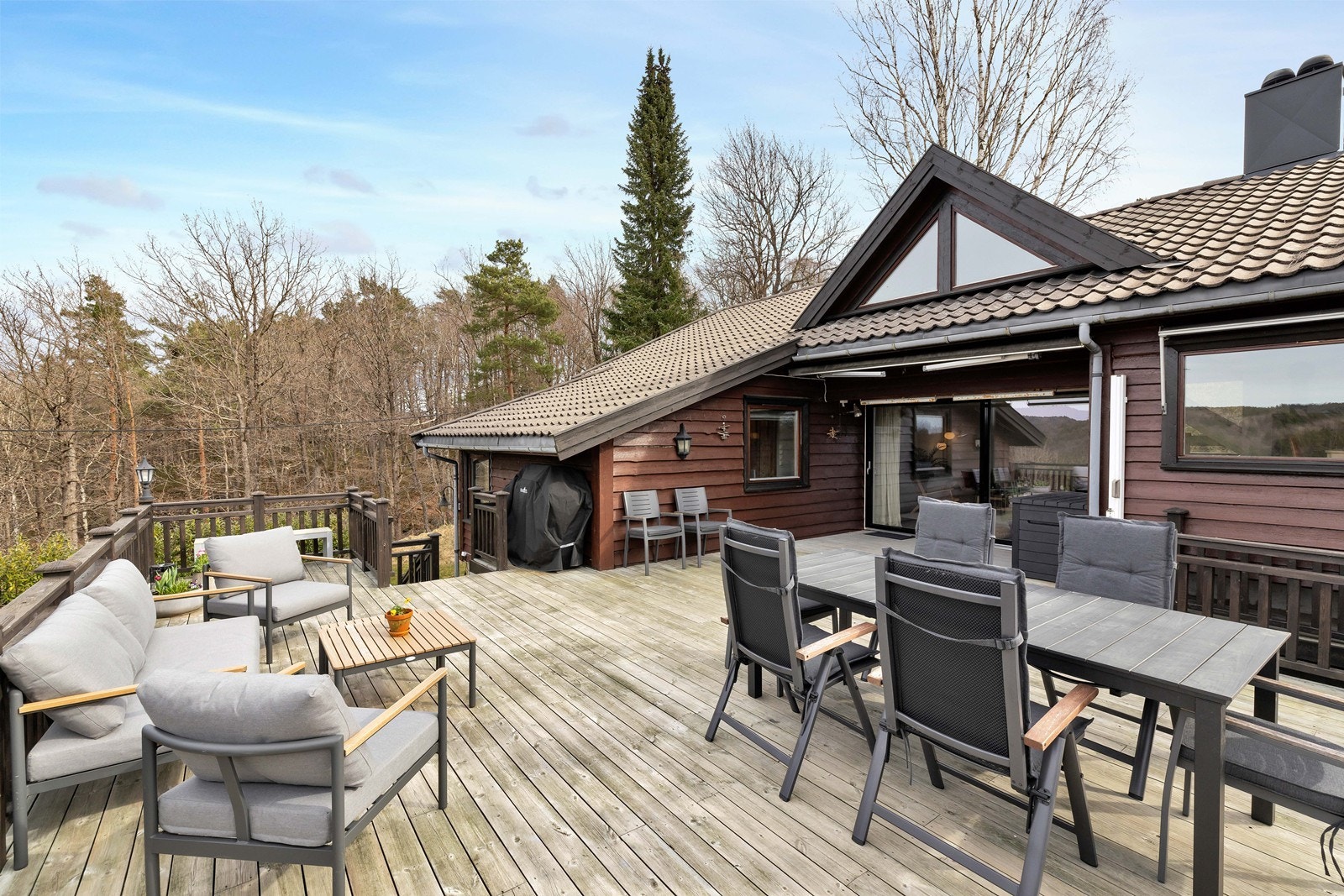 Stor, solrik terrasse og hage med sol fra morgen til sent på kveld. Galleribilde
