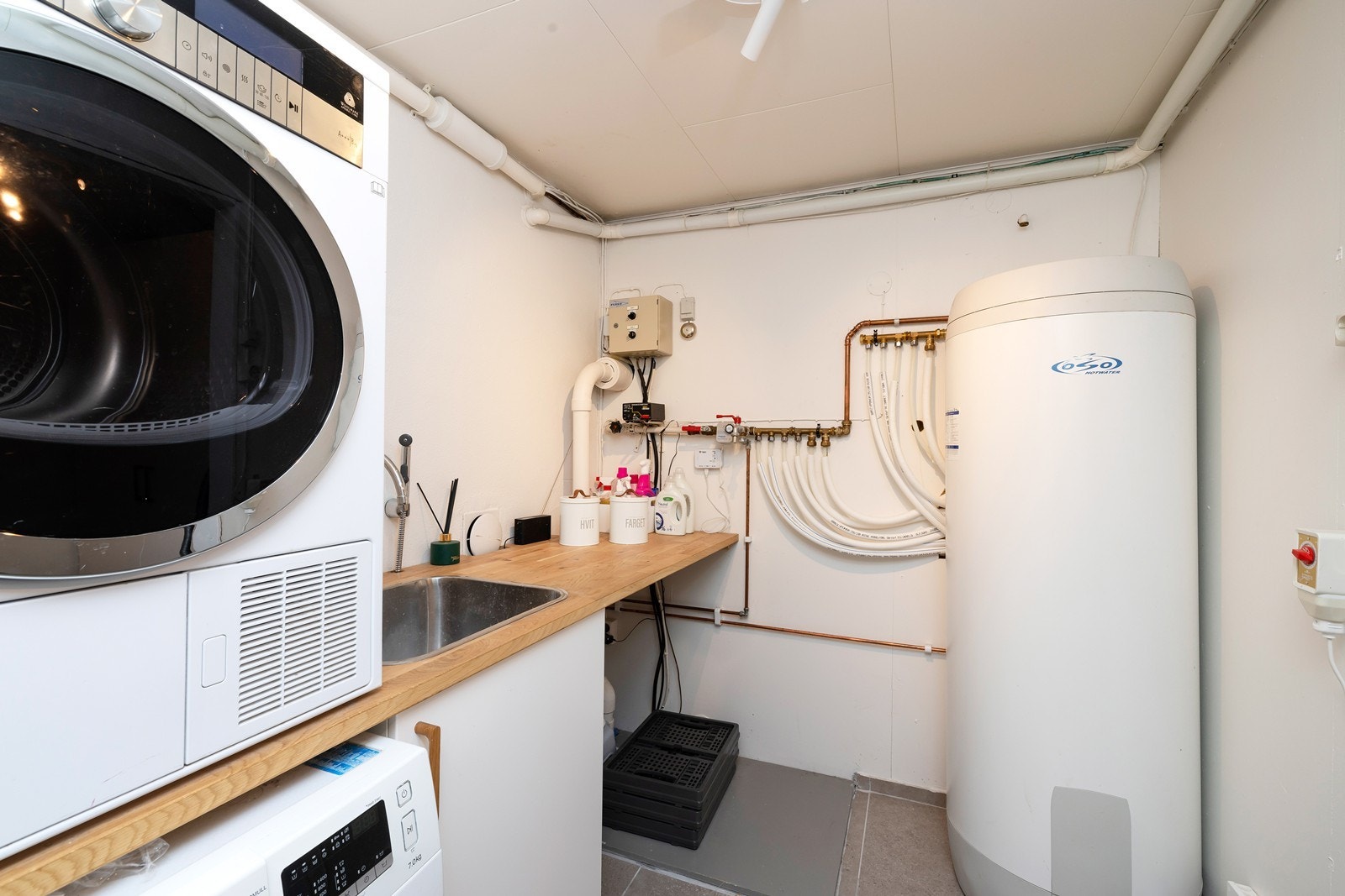 U. etasje - Romslig flislagt vaskerom med varme i gulv, godt med innredning, vask og opplegg til vaskemaskin/tørketrommel. Galleribilde