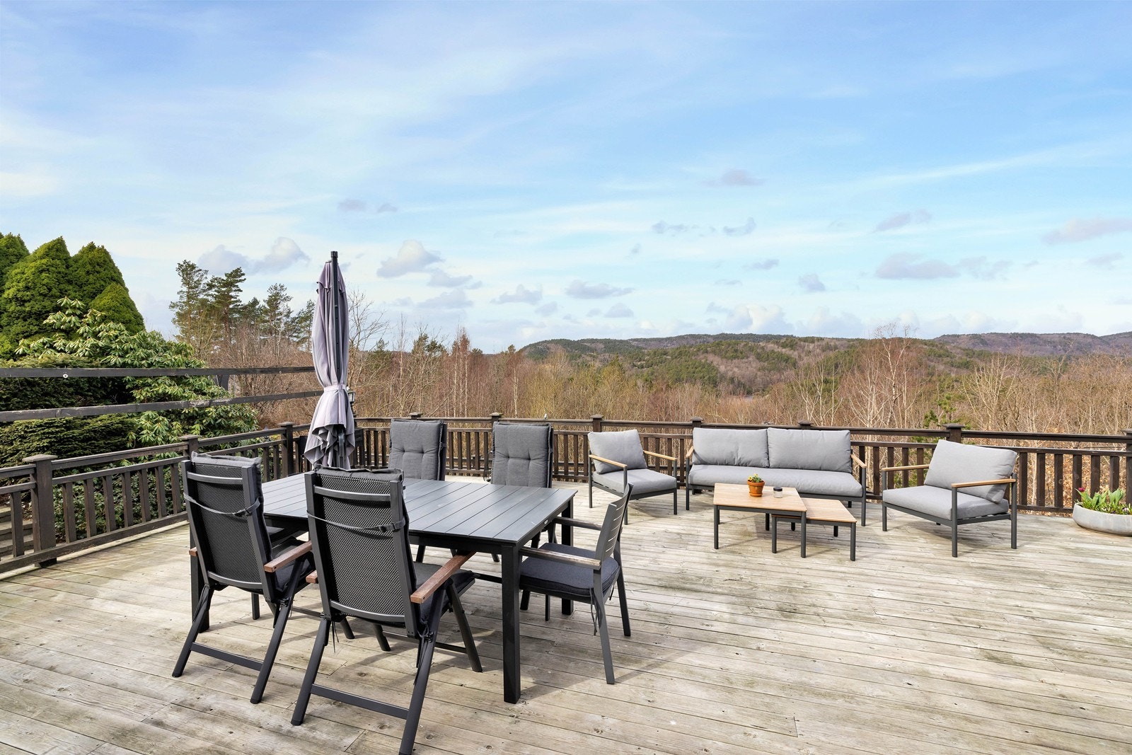 Stor, solrik terrasse og hage med sol fra morgen til sent på kveld. Galleribilde