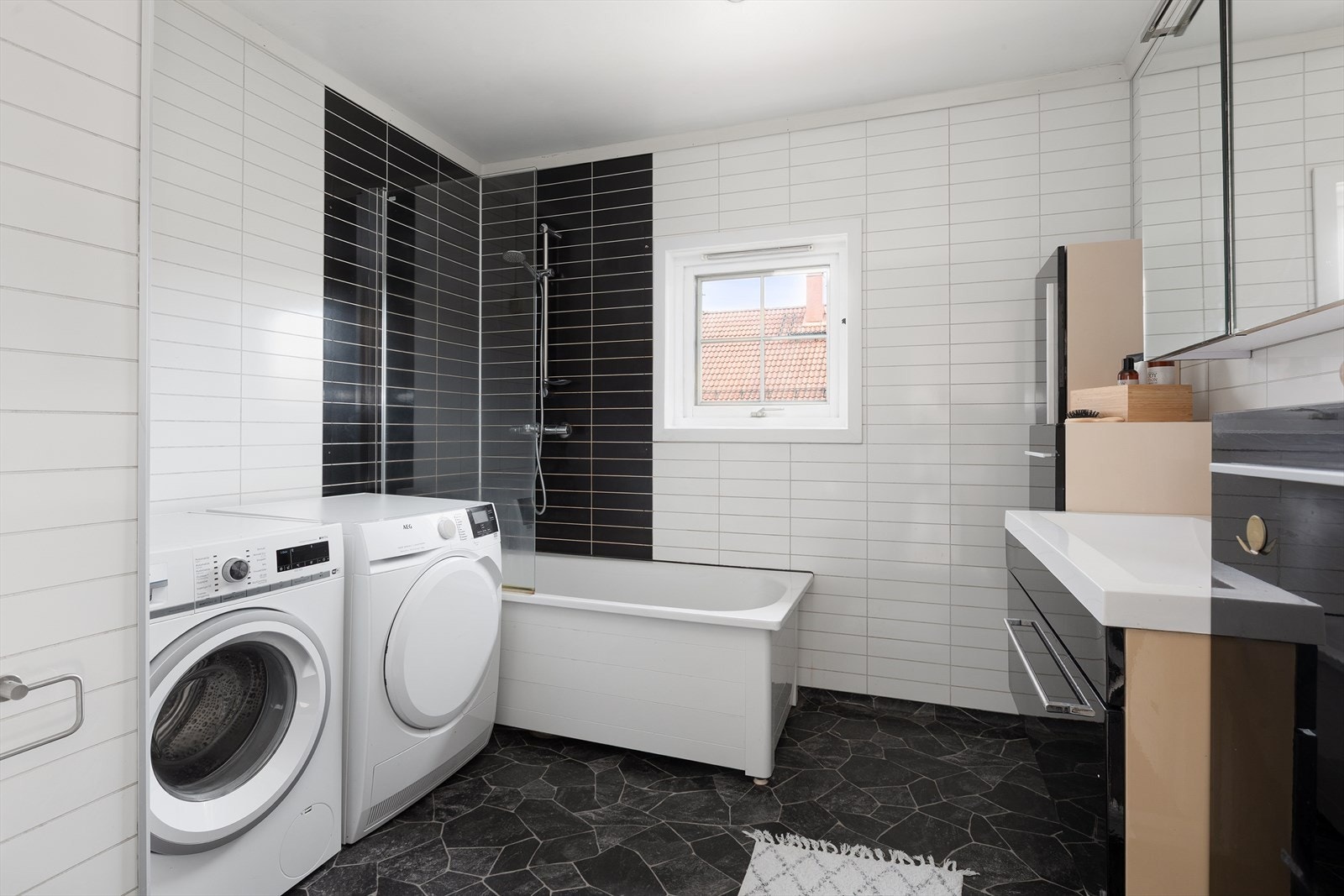 Badet i andre etasje er innredet for både komfort og praktisk bruk, med servantinnredning, speilskap og høyskap som gir god oppbevaringsplass. Badekaret med dusjvegger gir mulighet for både avslappende bad og effektive dusjer. Galleribilde