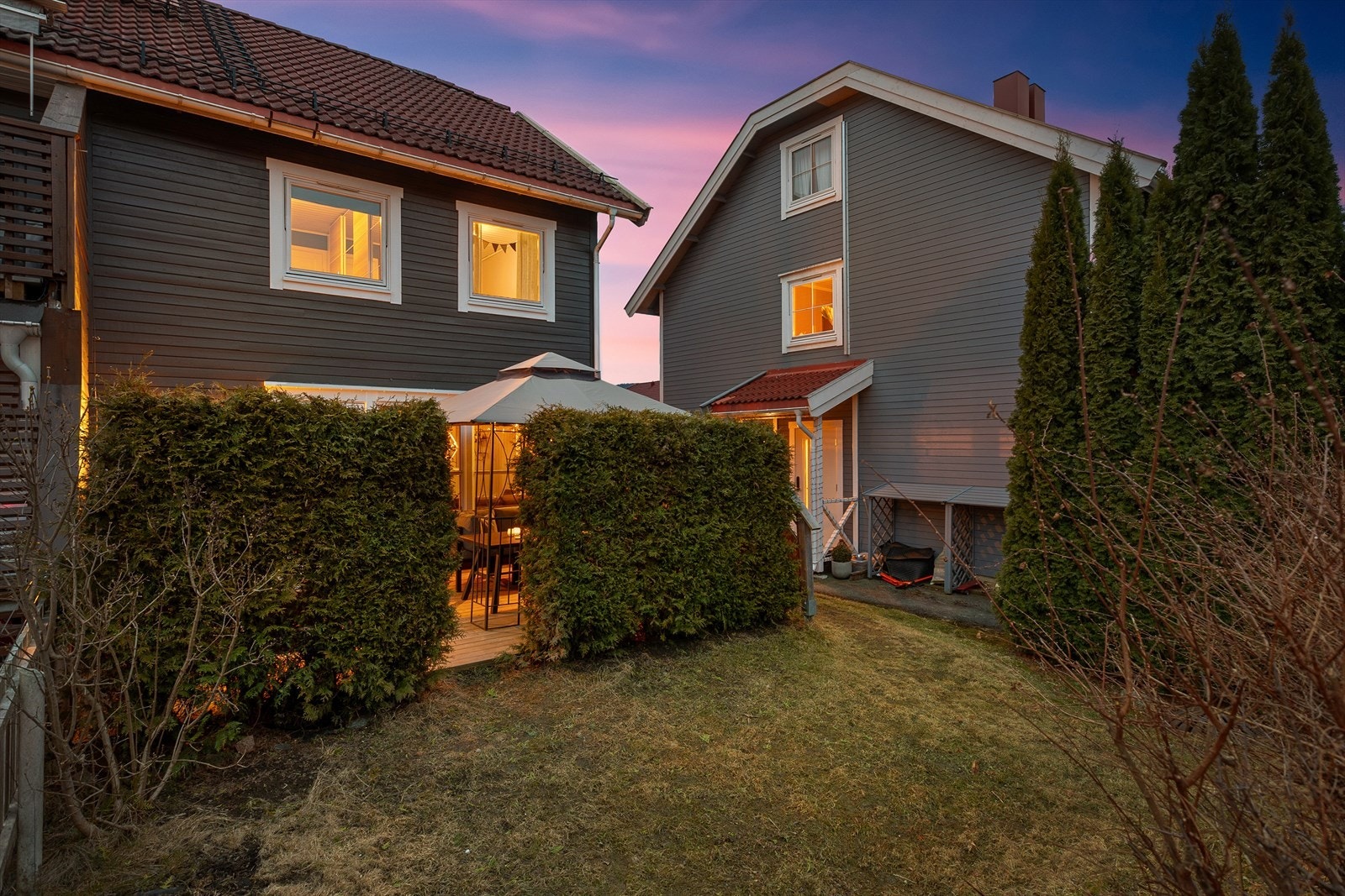 Tomten er pent opparbeidet med plen, hekk og beplantning som gir skjerming og privatliv. Galleribilde