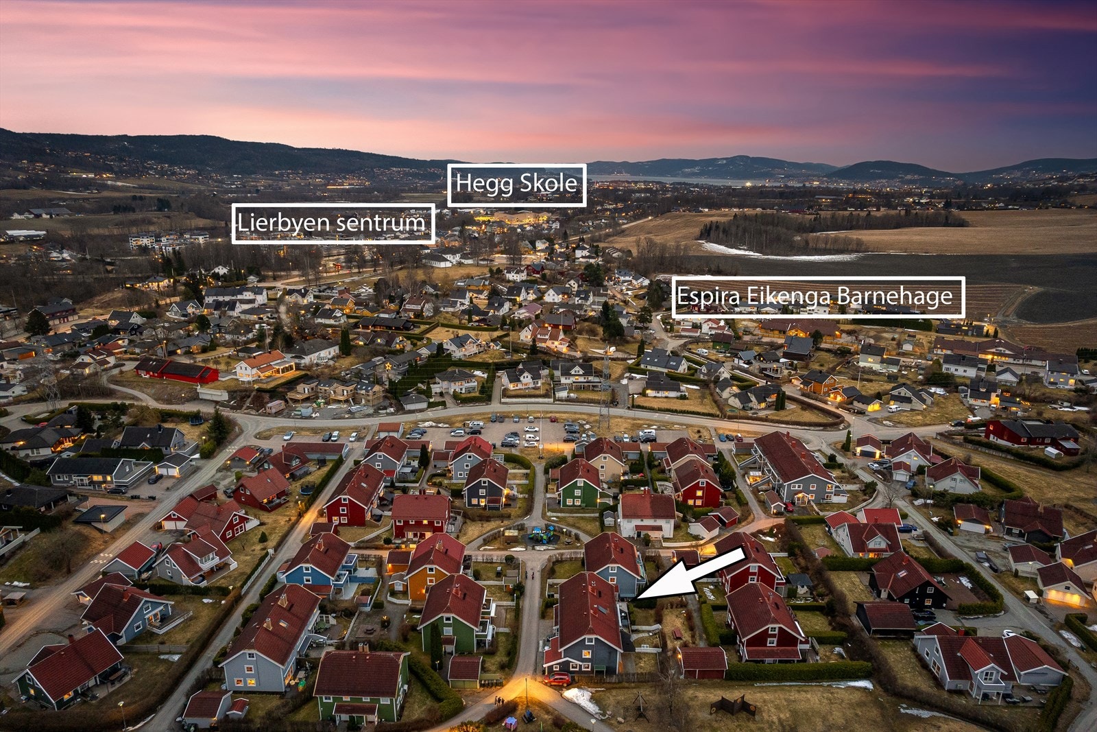 Både barnehage og skole ligger i trygg gangavstand fra feltet - her kan de litt større barna slå følge til skolen Galleribilde