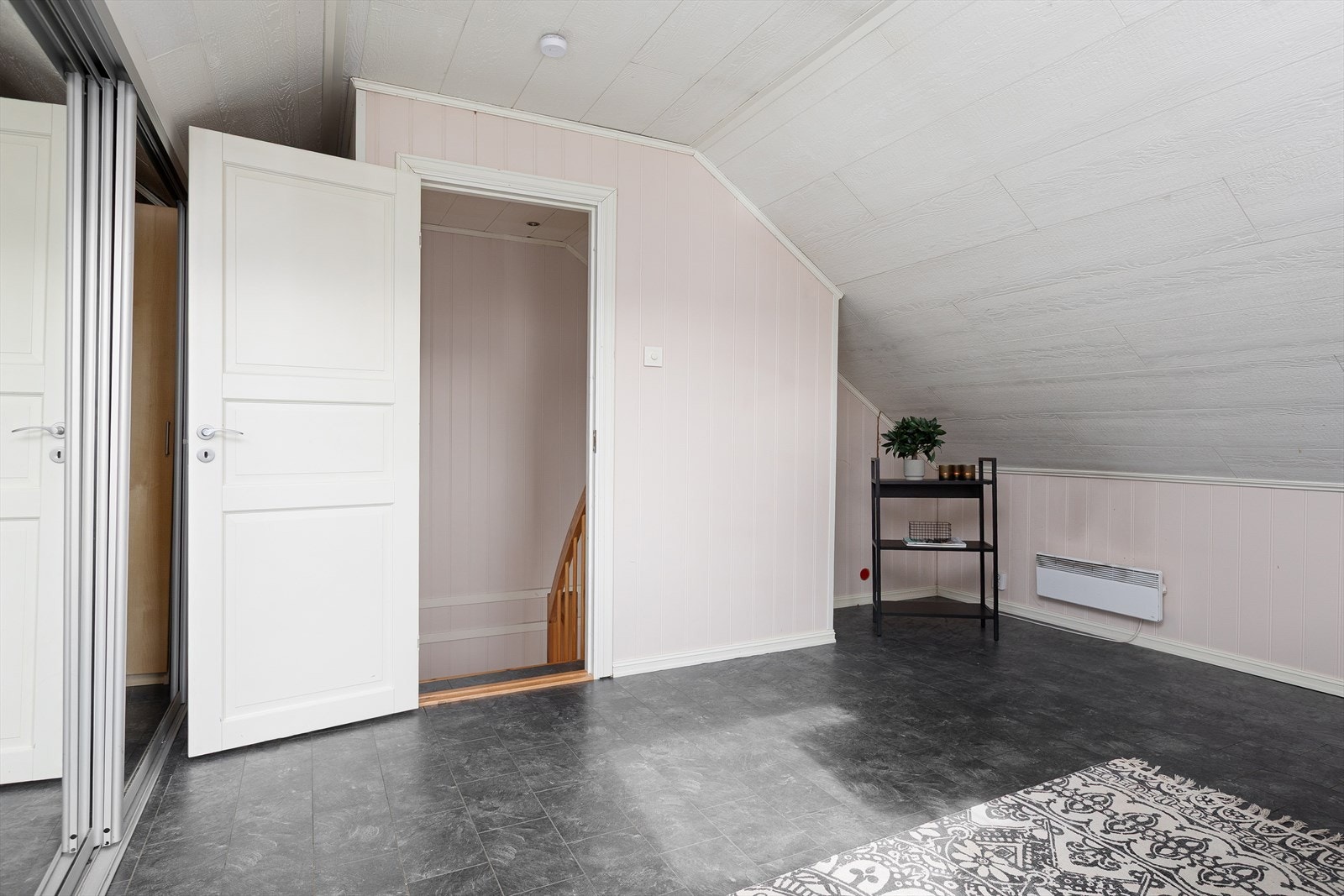 I loftetasjen er det en praktisk loftstue som f.eks. kan brukes som tv-stue for ungdommen, eller som lekerom for de minste. Galleribilde