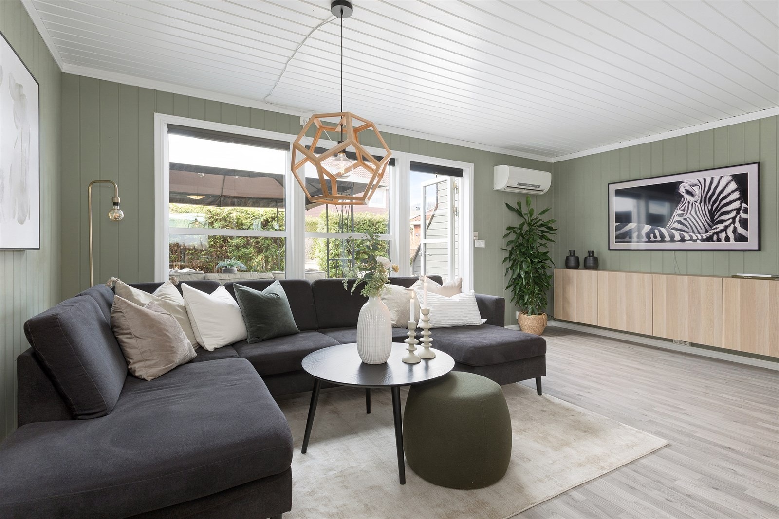 Lys og trivelig stue med store vindusflater som slipper inn godt med naturlig lys. Galleribilde