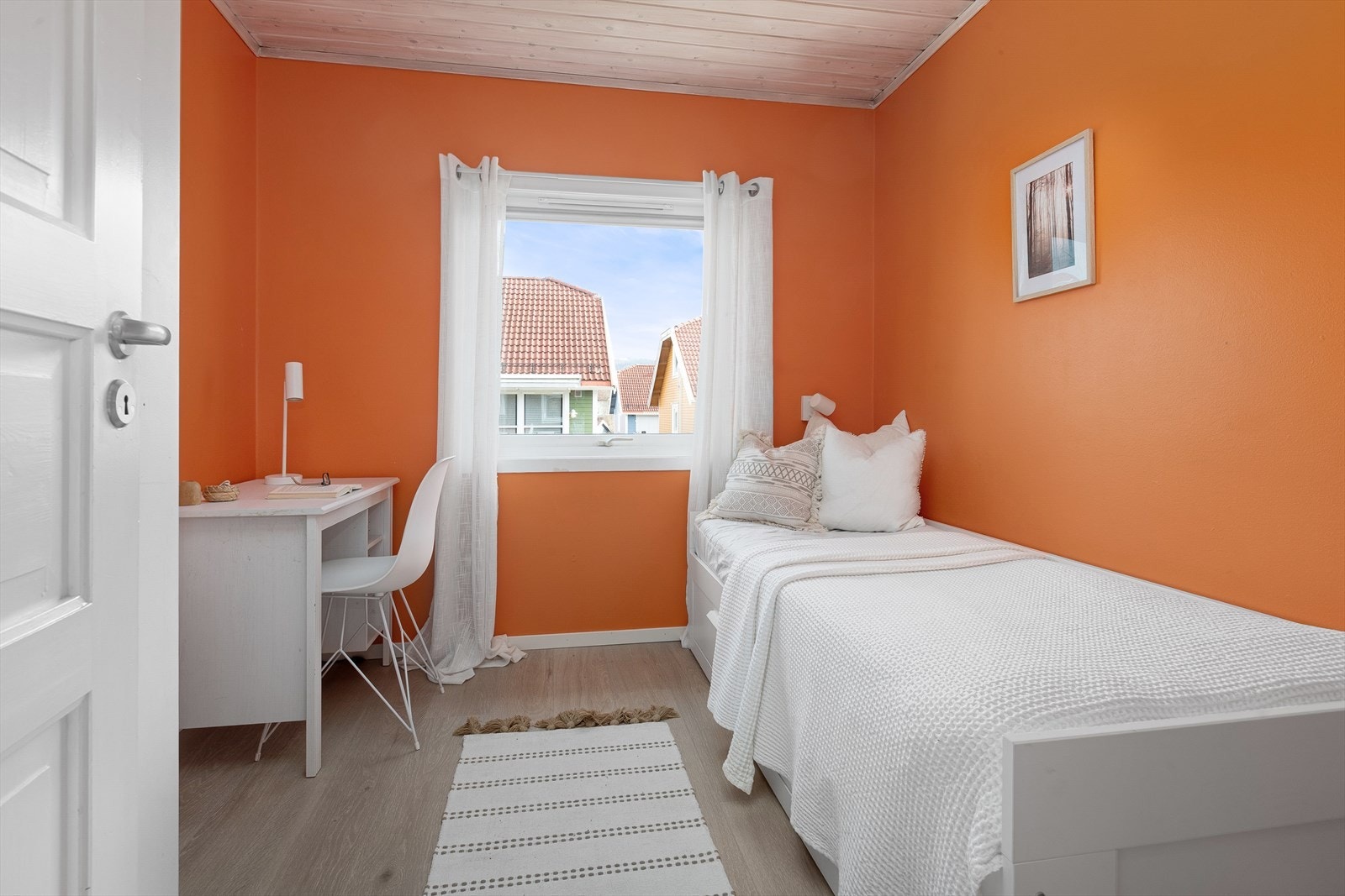 Soverom 3. Det andre er malt i en frisk oransje farge som skaper energi og lekenhet. Begge rommene har plass til seng, skrivebord og oppbevaring, noe som gjør dem godt egnet til barnerom, gjesterom eller hjemmekontor. Galleribilde