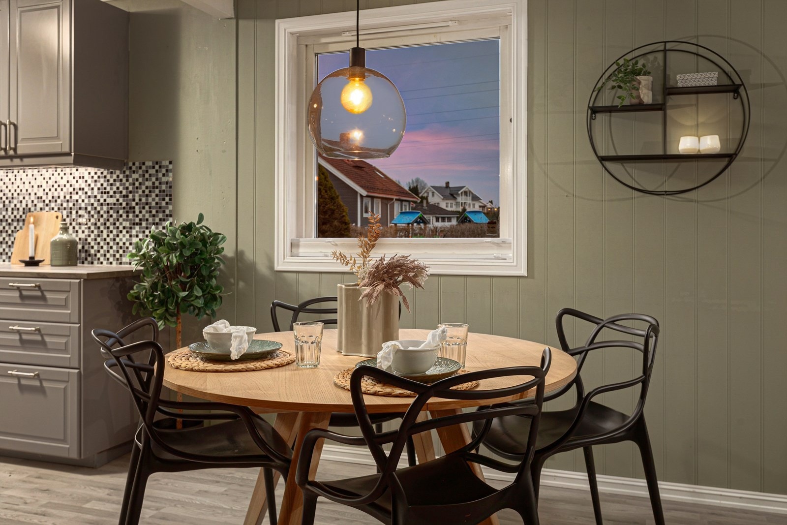 Spiseplassen er plassert ved vinduet, med god plass til både hverdagsmåltider og sosiale stunder. Galleribilde