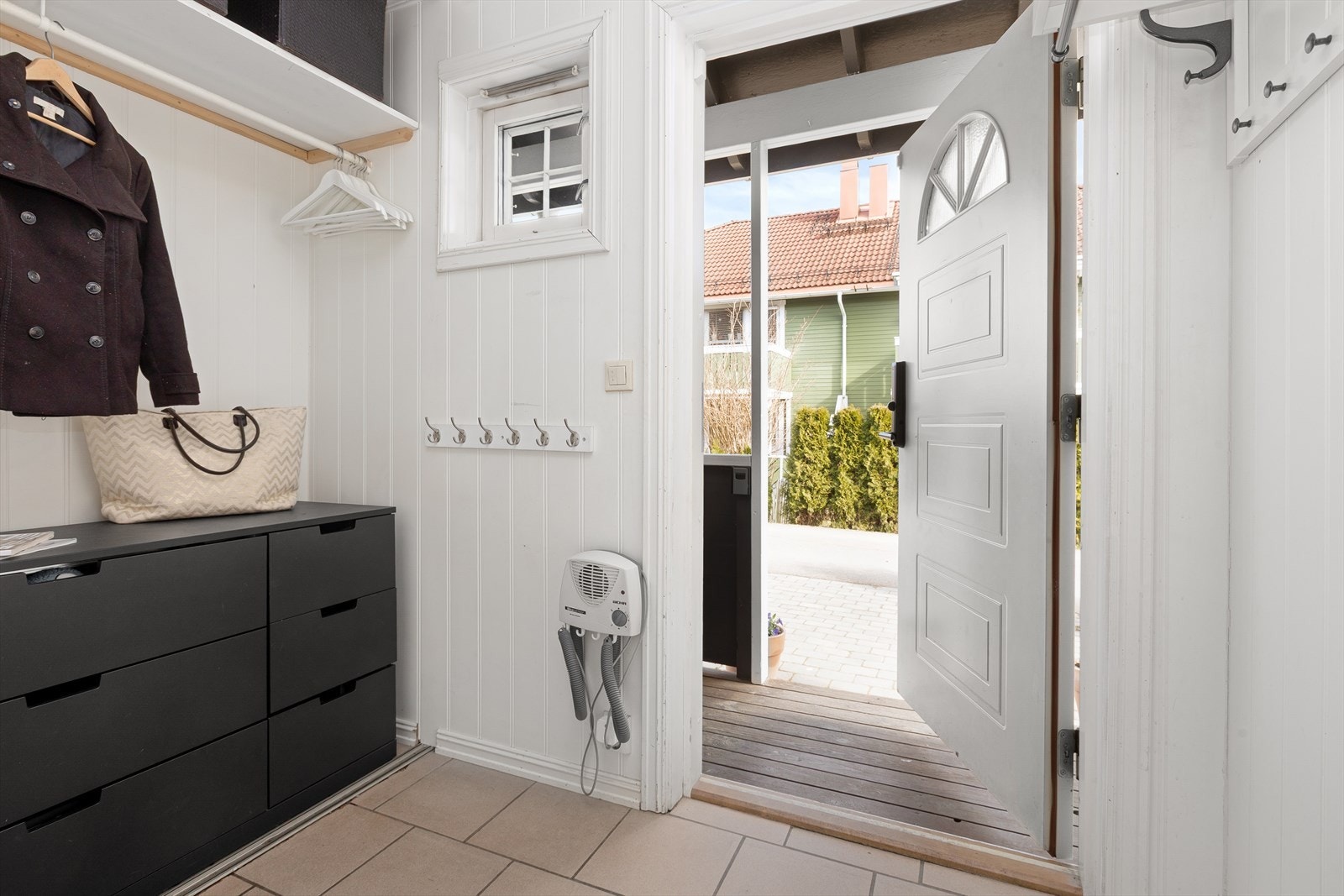 Velkommen inn! Her kommer man inn i en lys og innbydende entré med flislagt gulv som er et praktisk og slitesterkt underlag. Galleribilde