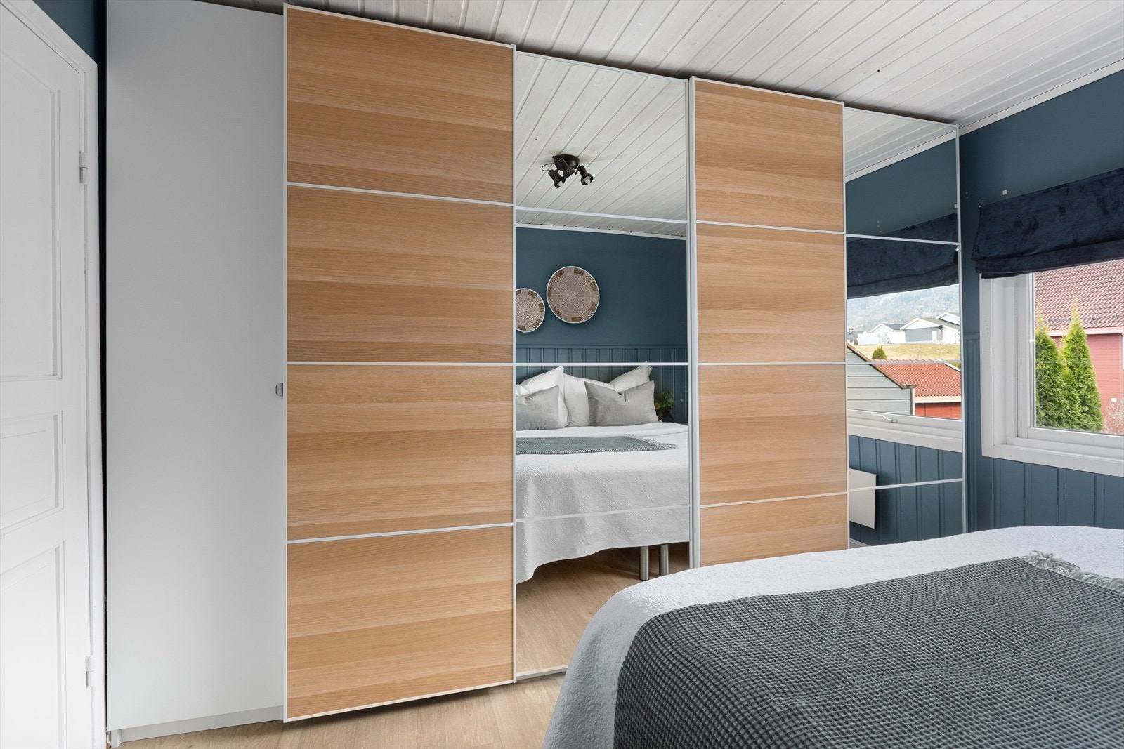 Her er det god plass til dobbeltseng og nattbord, og vinduene gir naturlig lys til rommet. Galleribilde