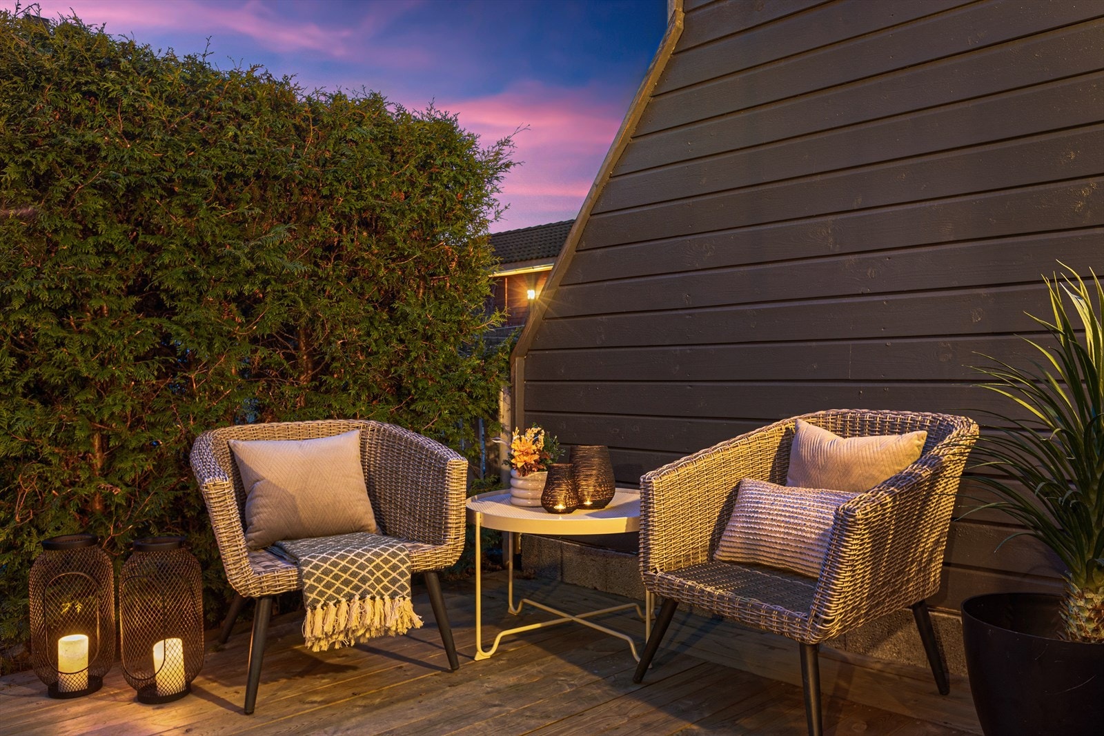 Fra stuen er det utgang til en romslig terrasse på 19 kvm som forlenger oppholdsrommet. Galleribilde