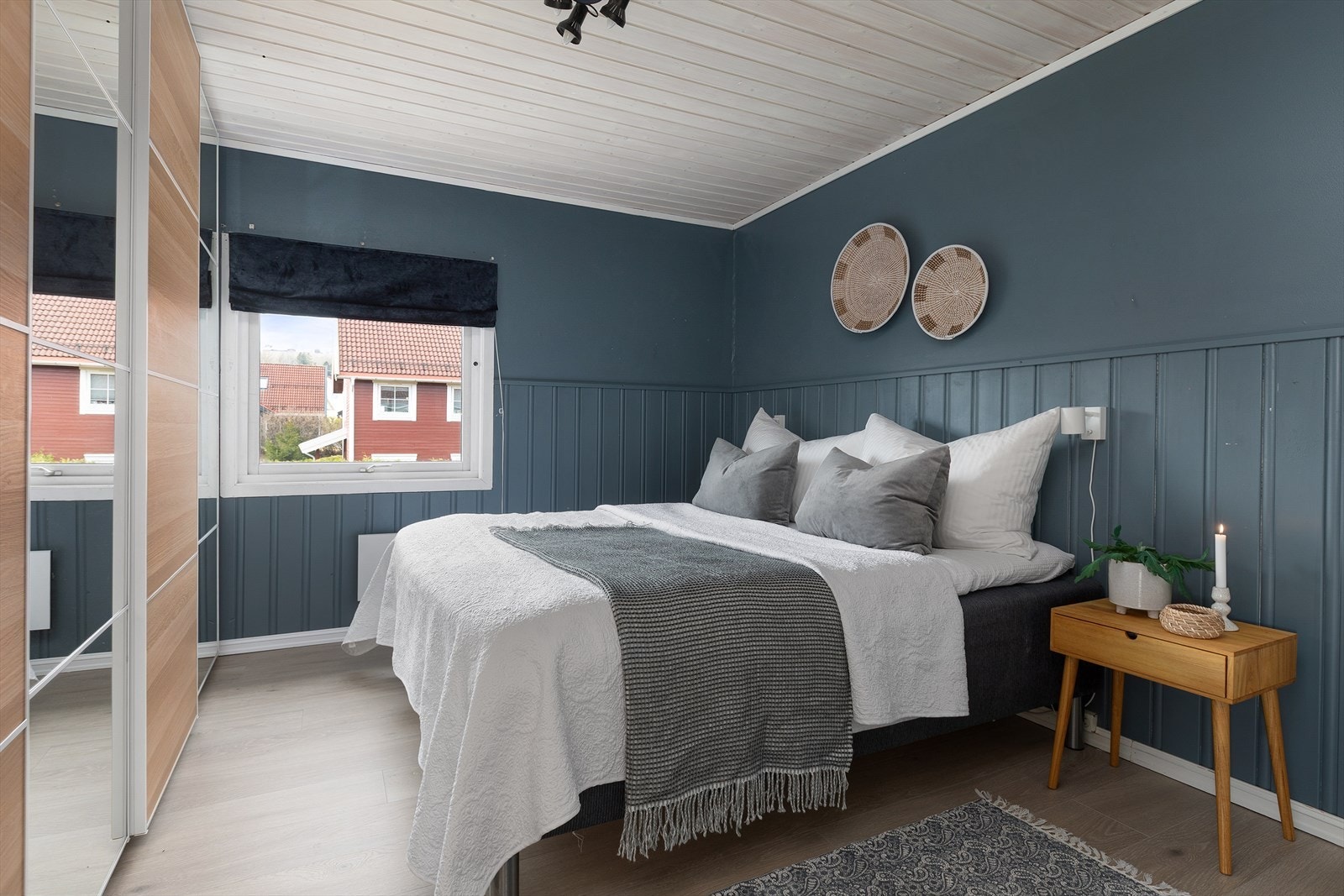 Soverom 1. Hovedsoverommet har en rolig atmosfære med mørkeblå vegger kombinert med panel for et lunt preg. Galleribilde