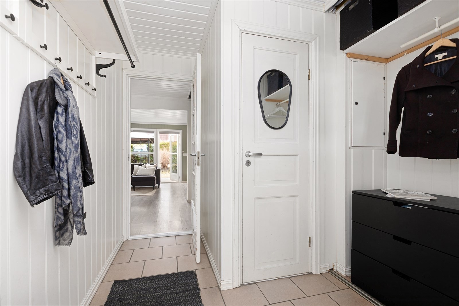 Rommet har godt med oppbevaringsmuligheter i form av åpne hyller, knaggrekke og plass til kommode, som gjør det enkelt å holde orden. Galleribilde