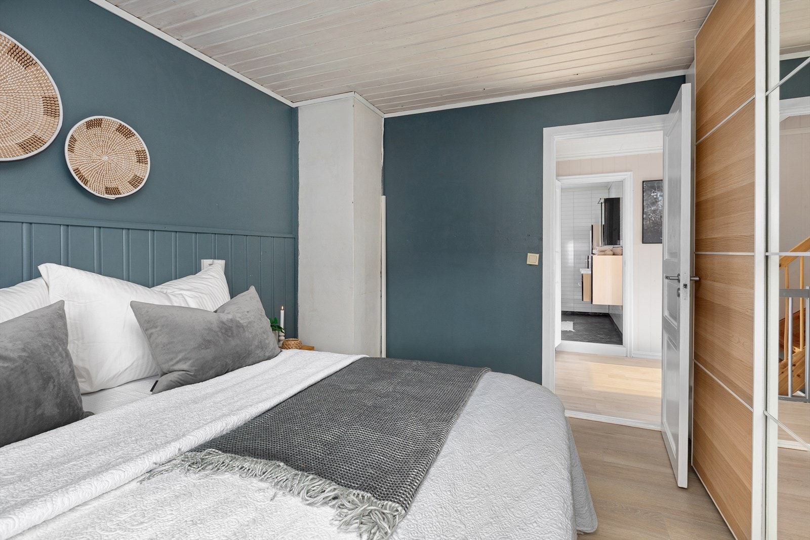 Rommet er utstyrt med stor garderobeløsning med speildører som gir både god oppbevaringsplass og en romfølelse. Galleribilde