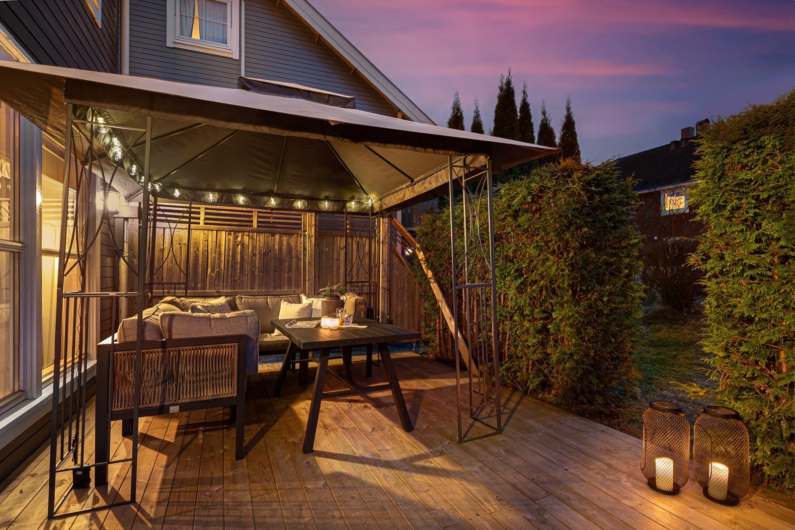 Terrassen er pent innredet med plass til både sittegruppe og spiseplass, noe som gir gode muligheter for hyggelige stunder utendørs. Galleribilde