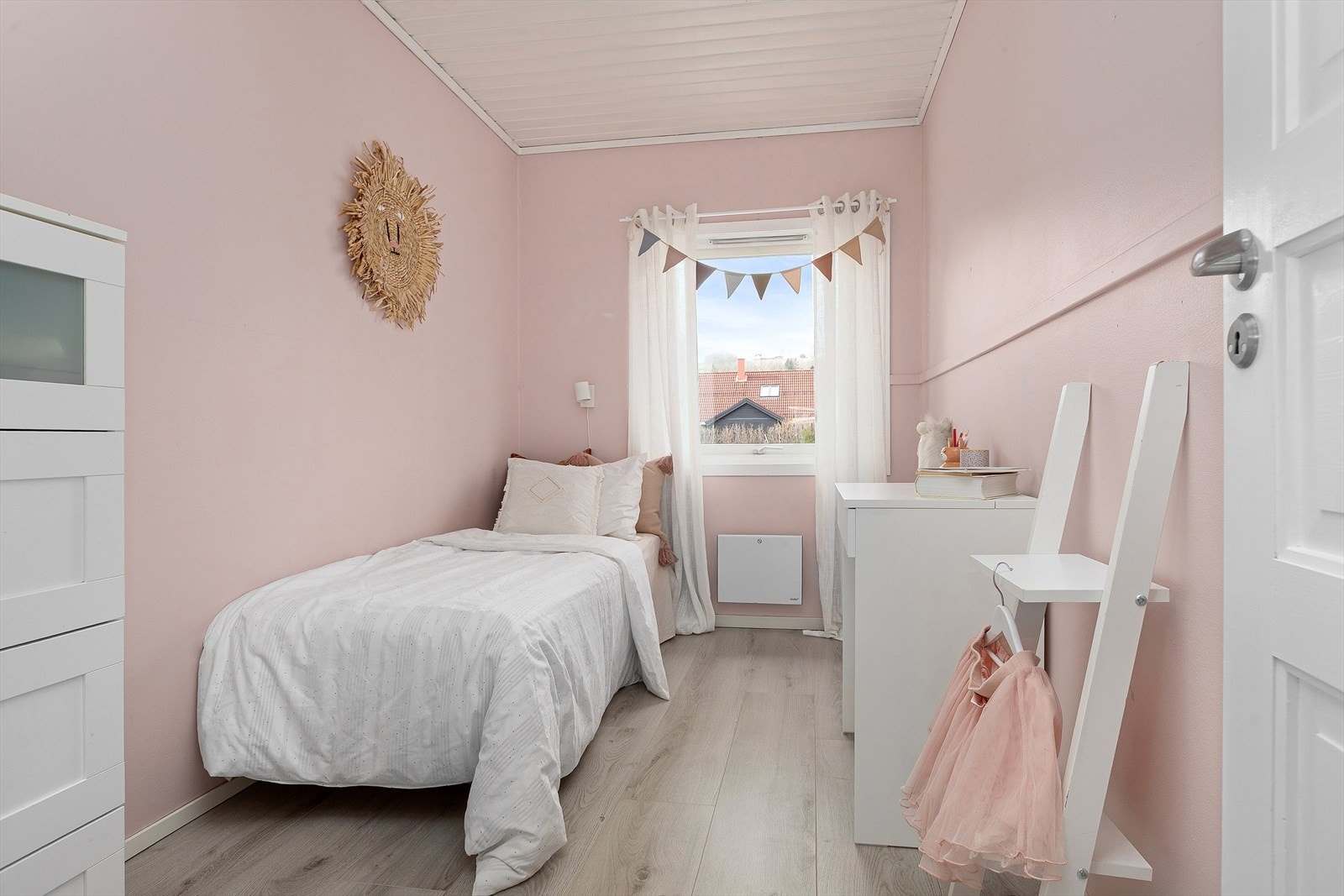 Soverom 2. De to andre soverommene er innredet i lyse og trivelige farger, hvert med sitt unike preg. Ett rom er malt i en myk rosafarge som gir en behagelig og avslappende atmosfære Galleribilde