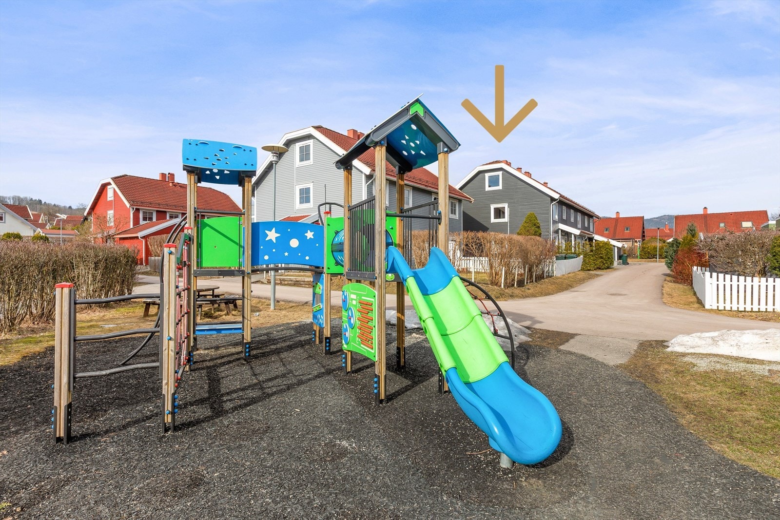 Trygg og bilfri lekeplass i tøffelavstand fra døren, her kan du tusle bort med barna på lørdagsmorgenen med kaffekoppen i hånda Galleribilde