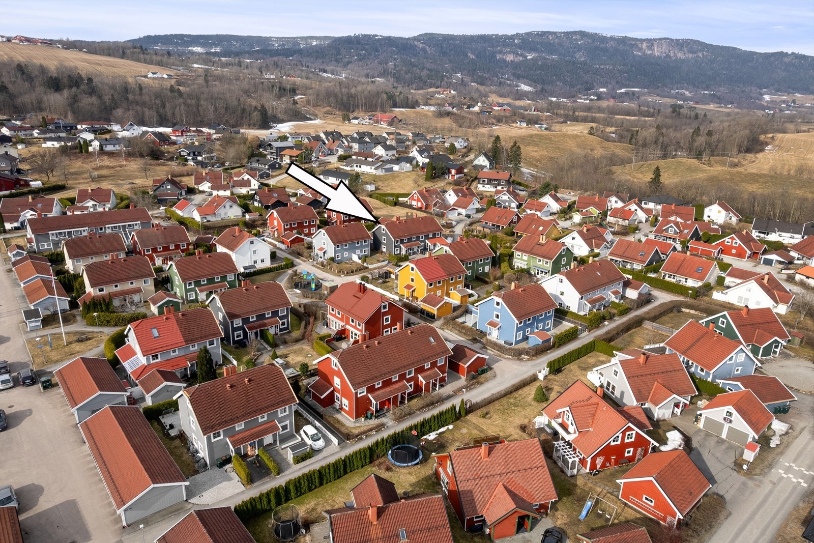 Området er fullt av småbarnsfamilier, og med bilfrie internveier og flere lekeplasser på feltet gjør dette til et trygt område hvor barna kan utforske uteområdet Galleribilde